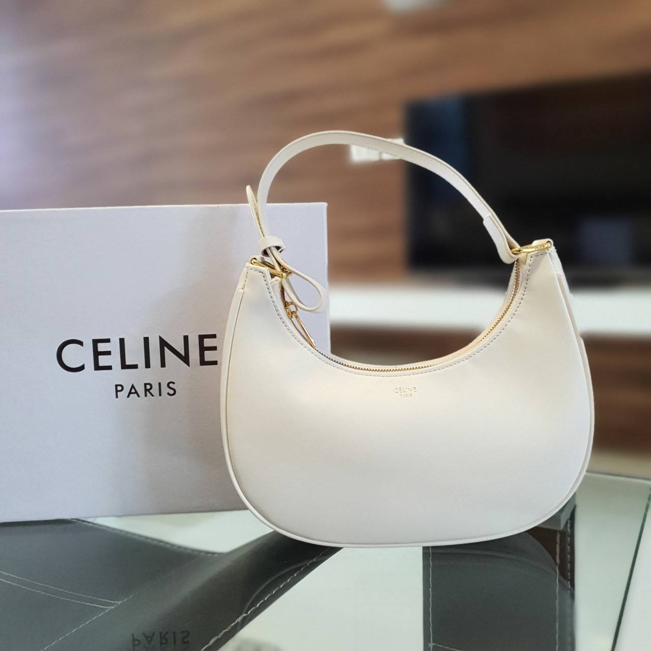 CELINE SHOULDER BAG VIP GIFT WITH PURCHASE (GWP) AVA BAG IN SMOOTH CALFSKIN พรีเมี่ยมกิ๊ฟ Limited Edition จาก CELINE HAUTE PARFUME DUTYFREE COUNTER วัสดุหนังสังเคราะห์เรียบสวย ดีไซน์สวยหรูฮิตสุดในเกาหลี! หนังสวยอยู่ทรงกันน้ำ เปิดปิดด้วยซิปแบรนด์ ภายในโล่ง