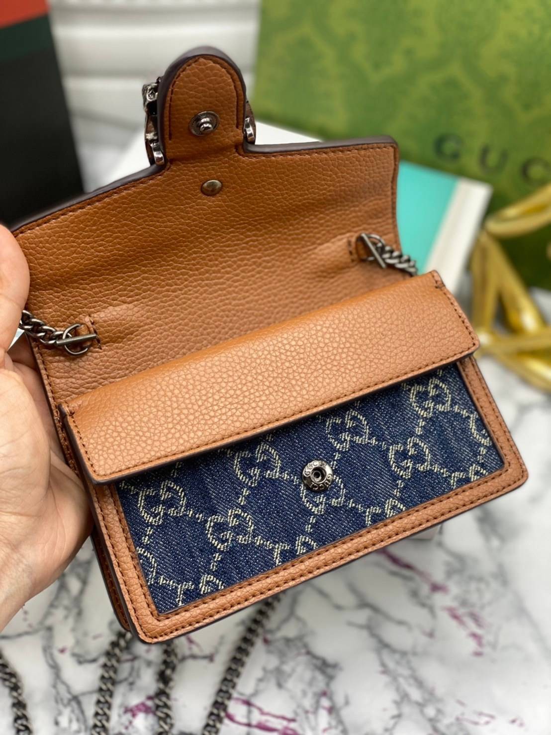 หนังแท้ GUCCI Denim Dionysus mini bag / GG Dionysus Shoulder bag / GG Denim Dionysus พร้อมส่งที่ไทย กระเป๋าสะพายข้างเดนิมสีเข้มสลับหนังแท้สีน้ำตาลงาช้าง เกรดหนังคุณภาพดียิ่งใช้หนังยิ่งสวย โทนสีน่าใช้มากก มาในดีไซน์คลาสสิคเรียบหรูเข้ากับทุกลุ๊คแบบไม่มีเอ้า