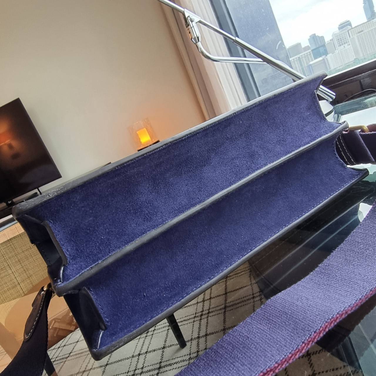 Tory burch t monogram jacquard shoulder bag คอลเลคชั่น T Monogram สำหรับคอลเลคชั่นฤดูใบไม้ผลิ 2021 เราสร้างสรรค์ลายโมโนแกรมที่ได้รับแรงบันดาลใจมาจากลวดลายการถักทอผ้าห่มของชาว Pennsylvania Dutch แบบดั้งเดิม เป็นการเฉลิมฉลองโลโก้สุดไอคอนนิคของแบรนด์ โดดเด่น