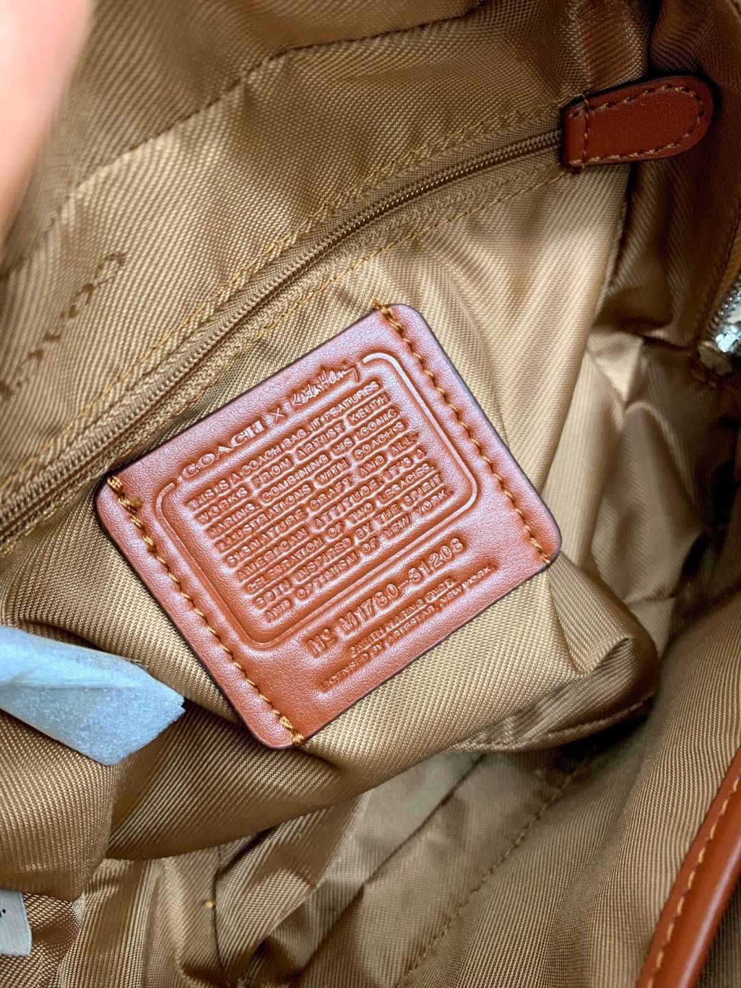 สินค้าขายดี พร้อมสีใหม่ 3สี ในไทยยังไม่มีค่ะ !! COACH SIGNATURE CROSSBODY BOX BAG ((F31208)) กระเป๋าสะพายวัสดุหนังแท้ จาก coach factory outlet หนังนิ่ม ทรงสวย ตัวกระเป๋าลายแบรนด์ ตัดขอบหนังเรียบได้สวยงามค่ะ ด้านหน้า-หลัง มีช่องสำหรับใส่ของ เปิดปิดกระเป๋าแ