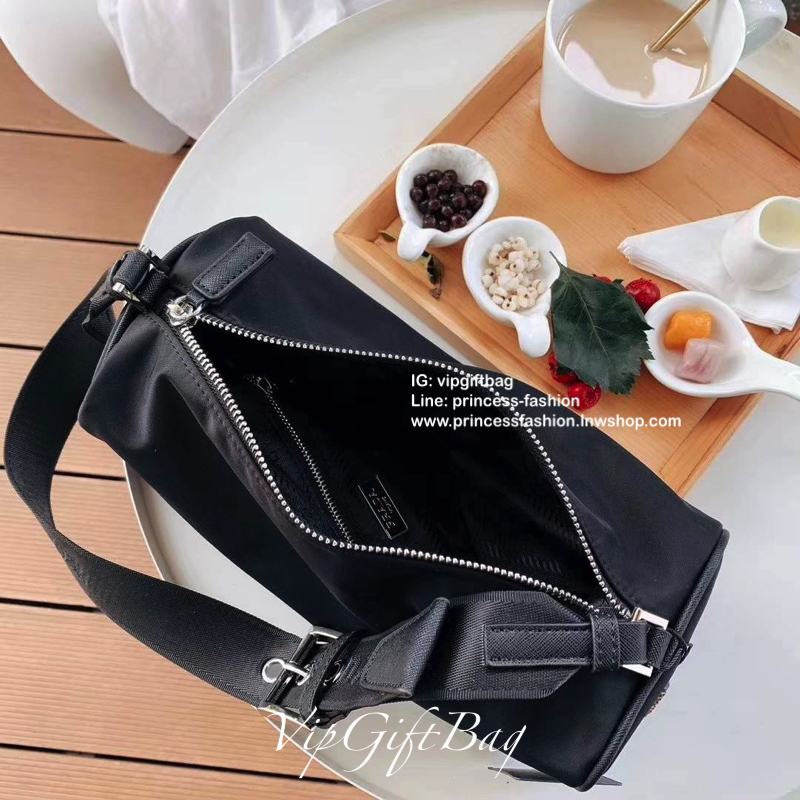 New Arrival Prada Handbag New Collection 2019 วัสดุทำจากผ้า Nylon กันน้ำได้คะ เปิดปิดด้วยซิป อะไหล่เงินทั้งใบ ด้านข้างประดับด้วยโลโก้แบรนด์ เห็นใบเล็กๆ จุของได้เยอะมากคะ กระเป๋าตังค์ยาว เครื่องสำอางค์ เหลือๆ คะ ด้านในบุผ้าลายแบรนด์ มีช่องซิป และ โลโก้แบรน