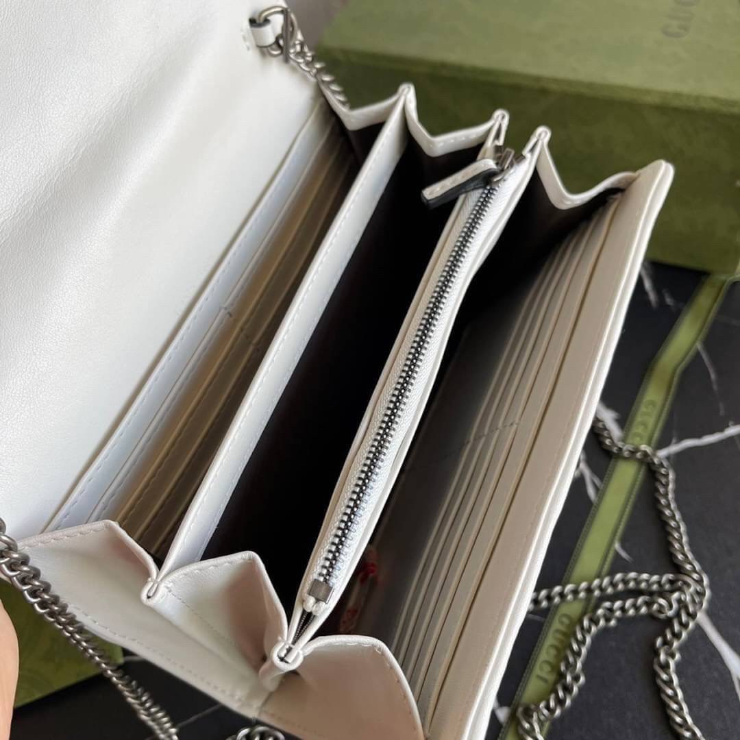 หนังแท้ GG Marmont matelassé mini bag พร้อมส่งที่ไทย GUCCI Wallet on Chain ภาพสินค้าถ่ายจากงานขายจริง รุ่นนี้หนังสวยมากค่ะ ละมุนที่สุด ใส่บัตร ใส่แบงค์ได้ รับรองว่าจะเป็นกระเป๋าที่จะหยิบใช้งานได้บ่อยๆ รับประกันความสวยปังค่าาา