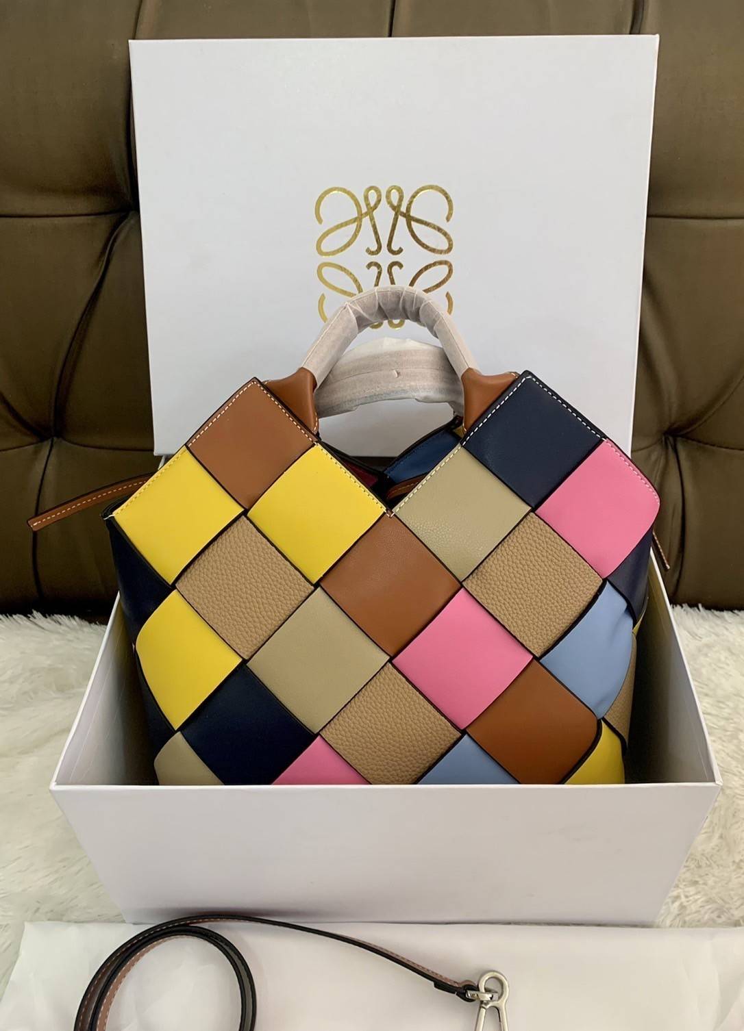 LOEWE SURPLUS LEATHER WOVEN BASKET BAG IN CLASSIC CALFSKIN กระเป๋าสาน กระเป๋าถือหรือสะพาย อะไหล่เงิน มาพร้อมสายสะพายยาวในตัว (ถอดได้ /ปรับระดับไม่ได้) ดีไซน์ถักทอแบบงานสานหมากรุก สวยล้ำนำสมัยมากๆ ค่ะ น้ำหนักเบา ตอบโจทย์การใช้ชีวิตระหว่างวันที่ดูไม่ซับซ้อน