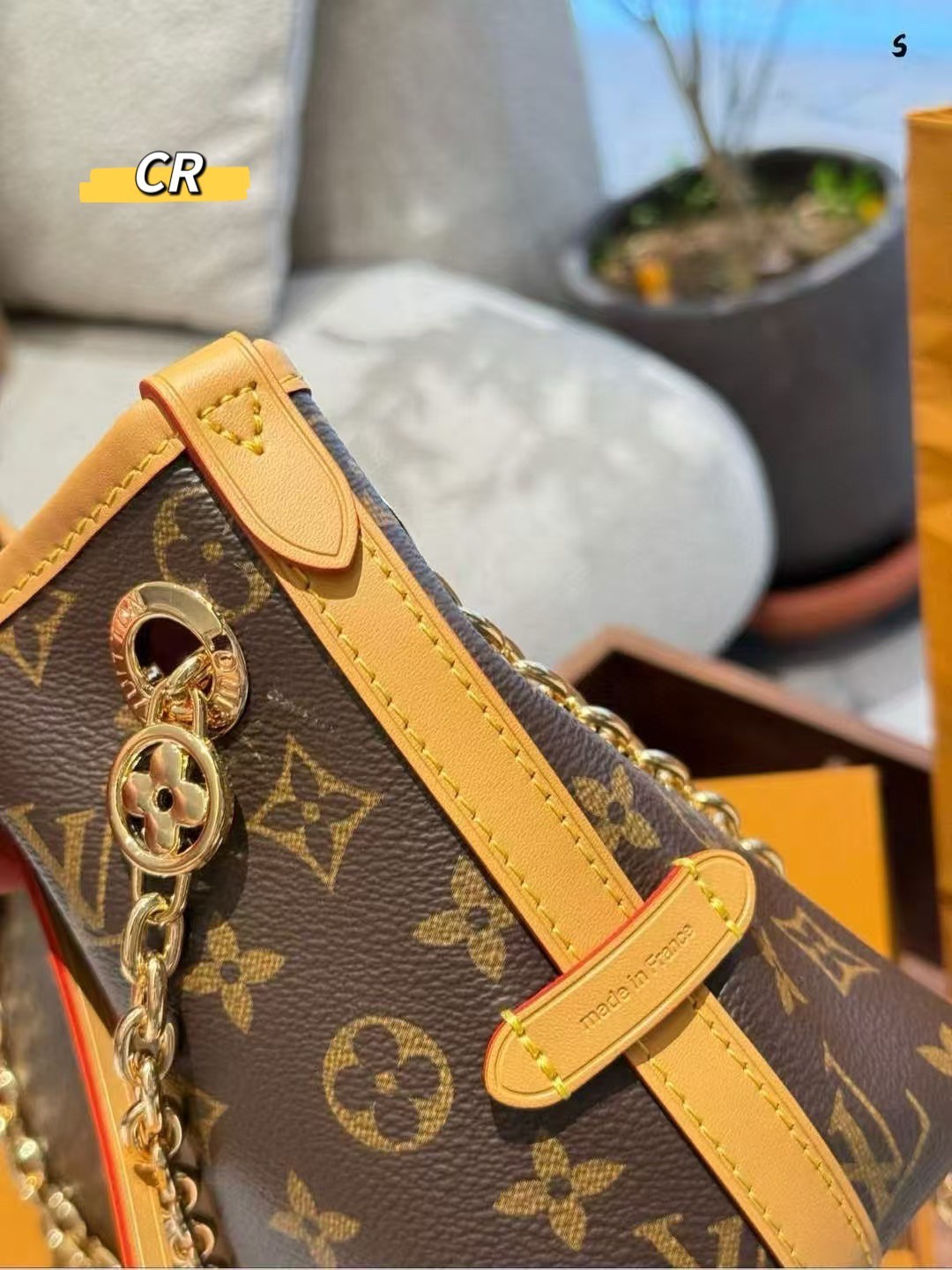 LV CarryAll BB bag Monogram Canvas กระเป๋าสะพายแครี่ออล ไซส์ใหม่ ดีไซส์ใหม่สุดไอคอนิกปรับโฉมใหม่ประจำฤดูกาลในดีไซน์สุดชิค ตกแต่งสายโซ่สีทองงดงามด้วย Monogram Flower