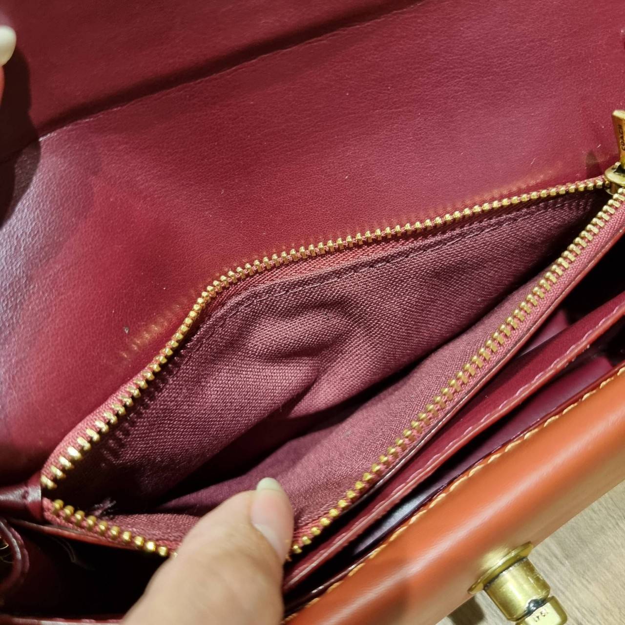 COACH C0838 ASTER CROSSBODY IN SIGNATURE CANVAS คอลเลคชั่นใหม่ล่าสุด กระเป๋าสะพายสวยอยู่ทรง ดีไซน์ไม่ซ้ำใคร จะสายคุณหนู สายถ่ายรูป ได้ใบนี้ไปยังไงก็ปังเว่อร์!! วัสดุหนังแคนวาสเคลือบลายสลับหนังแท้ เปิด-ปิดด้วยตัวบิดล็อค ชั้นในมีฝากระดุมปิดช่องย่อยอีกช่อง แ