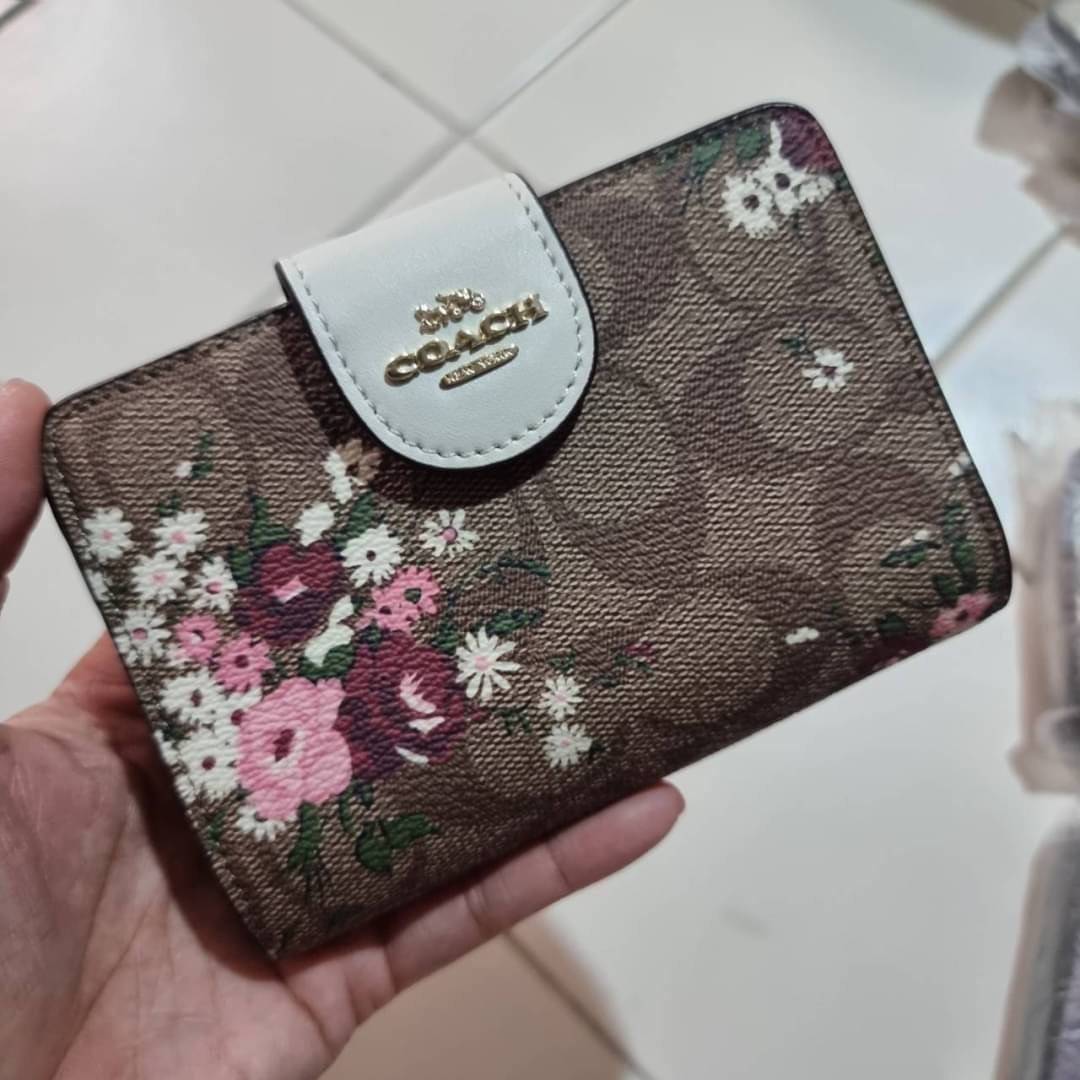 COACH C3375 MEDIUM CORNER ZIP WALLET IN SIGNATURE CANVAS WITH DAISY PRINT ดีไซน์ใหม่ล่าสุด!! คอลเลคชั่นลายพริ้นท์ เพิ่มลูกเล่นให้กระเป๋าสตางค์ของคุณ กับกระเป๋าสตางค์ใบกลาง ขนาดกำลังเหมาะมือ วัสดุหนังแคนวาส ดูแลรักษาง่าย มีช่องใส่บัตรและธนบัตรครบ และช่องซิ