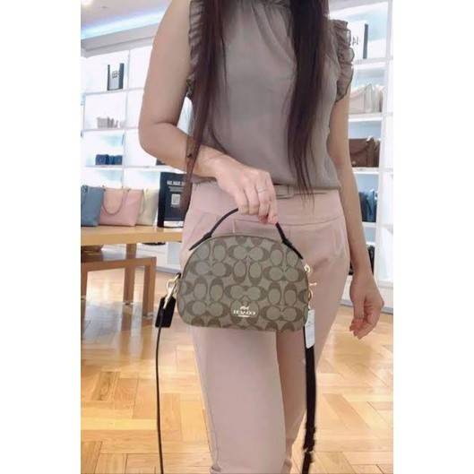 OUTLET 】COACH 1591 SERENA SATCHEL IN SIGNATURE CANVAS กระเป๋าสะพายคอลเลคชั่นยอดฮิต ดีไซน์ลุคผู้ดี ต้องยกให้น้องใบนี้เลย!! จัดสีขายดี สีลุคคุณหนูมาให้ สวยตาแตก!! วัสดุหนังแคนวาส เปิด-ปิดด้วยซิป 2 ช่องหลัก ภายในเป็นช่องโล่ง เก็บของได้แบบสบายๆ ใส่มือถือได้ทุ