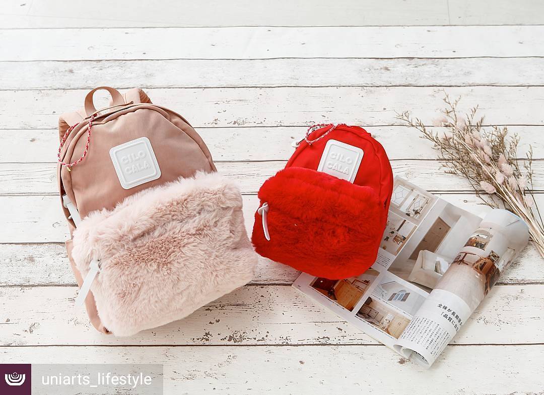 มาแล้ววว แบรนน้องใหม่ CILO CALA กระเป๋าเป้ที่ตอนนี้ฮิตในกลุ่มสาววัยรุ่นที่ญี่ปุ่น และนี้เป็นรุ่นลิมิตเตด CILOCALA FUR BACKPACK สะดุดตาตรงที่มีขนเฟอร์นุ่มนิ่ม อยู่ตรงช่องกระเป๋าซิปด้านหน้า ทำให้ใบนี้ดูน่ารัก หวาน ฟรุ้งฟริ้งขึ้น
