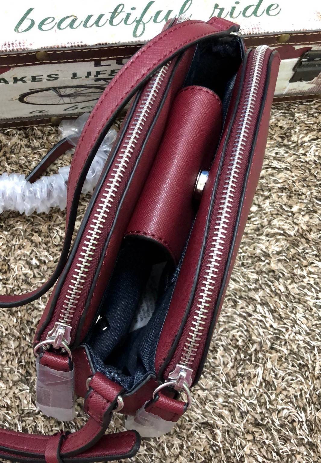 GUESSS GILMAN MINI CROSSBODY BAG กระเป๋าสะพาย 2 ซิป วัสดุ Saffiano คุณภาพดี น้ำหนักเบา ด้านหน้าตกแต่งด้วยโลโก้แบรนด์สวยโดดเด่น เปิดปิดด้วยซิปสะดวกใช้ ด้านในมีช่องใส่ของหลายช่อง ขนาดกำลังดี สายสะพายยาวปรับได้ ราคาสุดคุ้ม ห้ามพลาดค่ะ