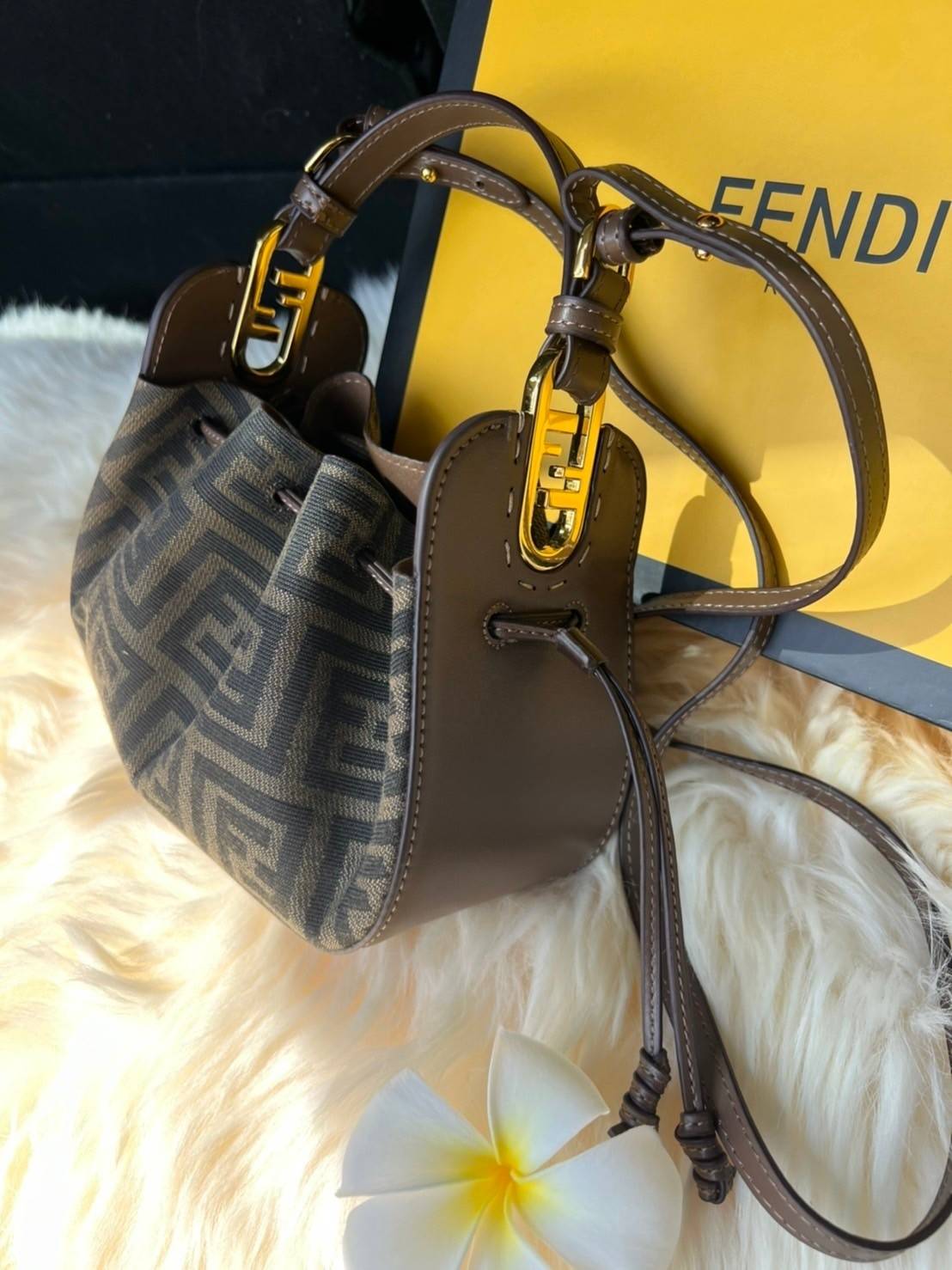 Fendi Pomodorino Brown FF Fabric Mini Bag กระเป๋าถือหรือสะพายไหล่ วัสดุผ้าโพลีเอสเตอร์ ลายแบรนด์ ผสมหนังวัวแท้ เปิดปิดด้วยเชือกรูด ทรงน่ารัก กะทัดรัด น้ำหนักเบา ใส่โทรศัพท์ i-phone+ ได้ สวยหรูลูกคุณหนูที่สุดเลยค่าใบนี้