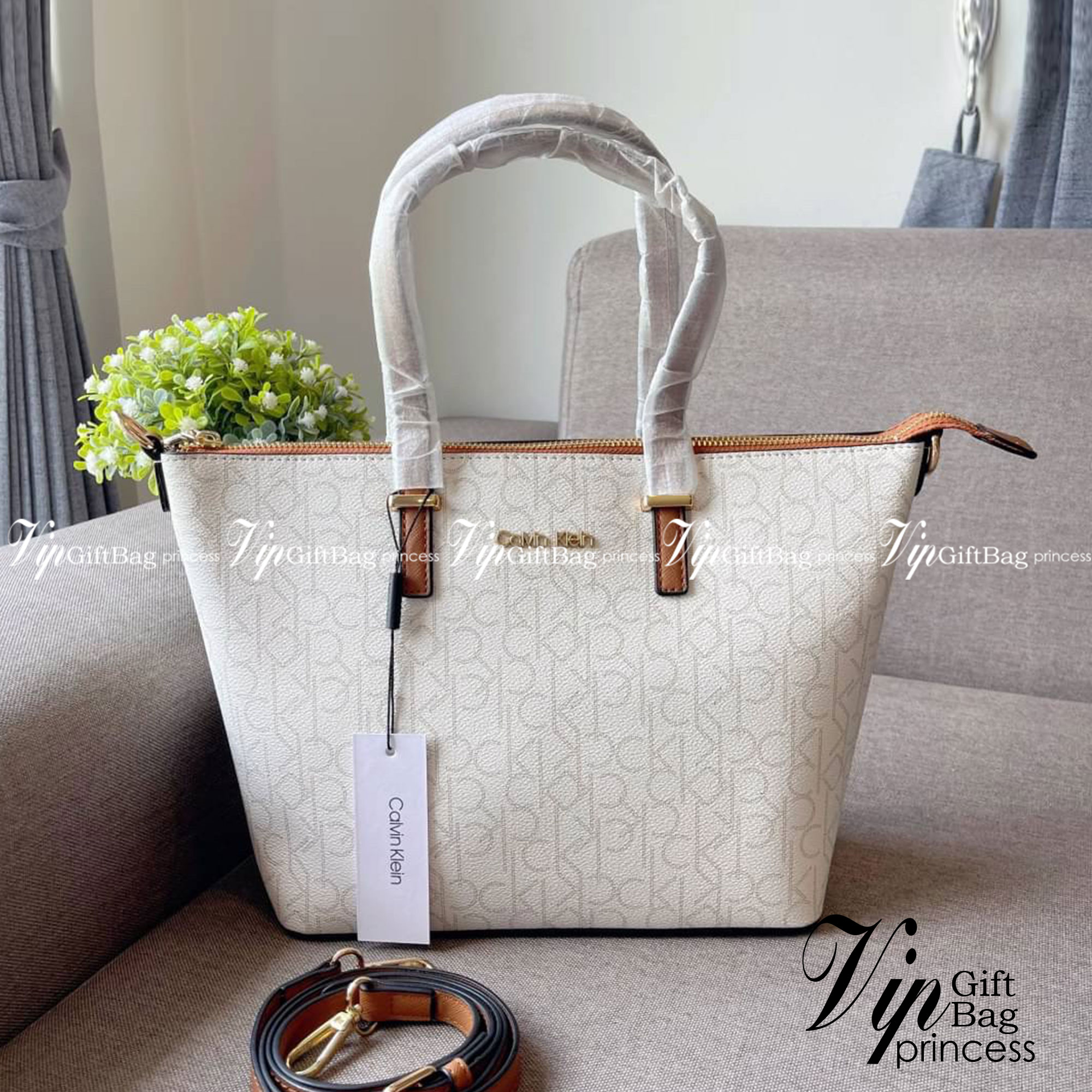 CALVIN KLEIN TOTE BAG กระเป๋าทรงช้อปปิ้งจากแบรนด์ Calvin Klein หนังดี ทรงสวยมากกมา พร้อมกับสายสะพายหนัง ถอดได้ ปรับระดับได้ เปิดปิดด้วยซิปบน ภายในโล่งกว้างซับในอย่างดี