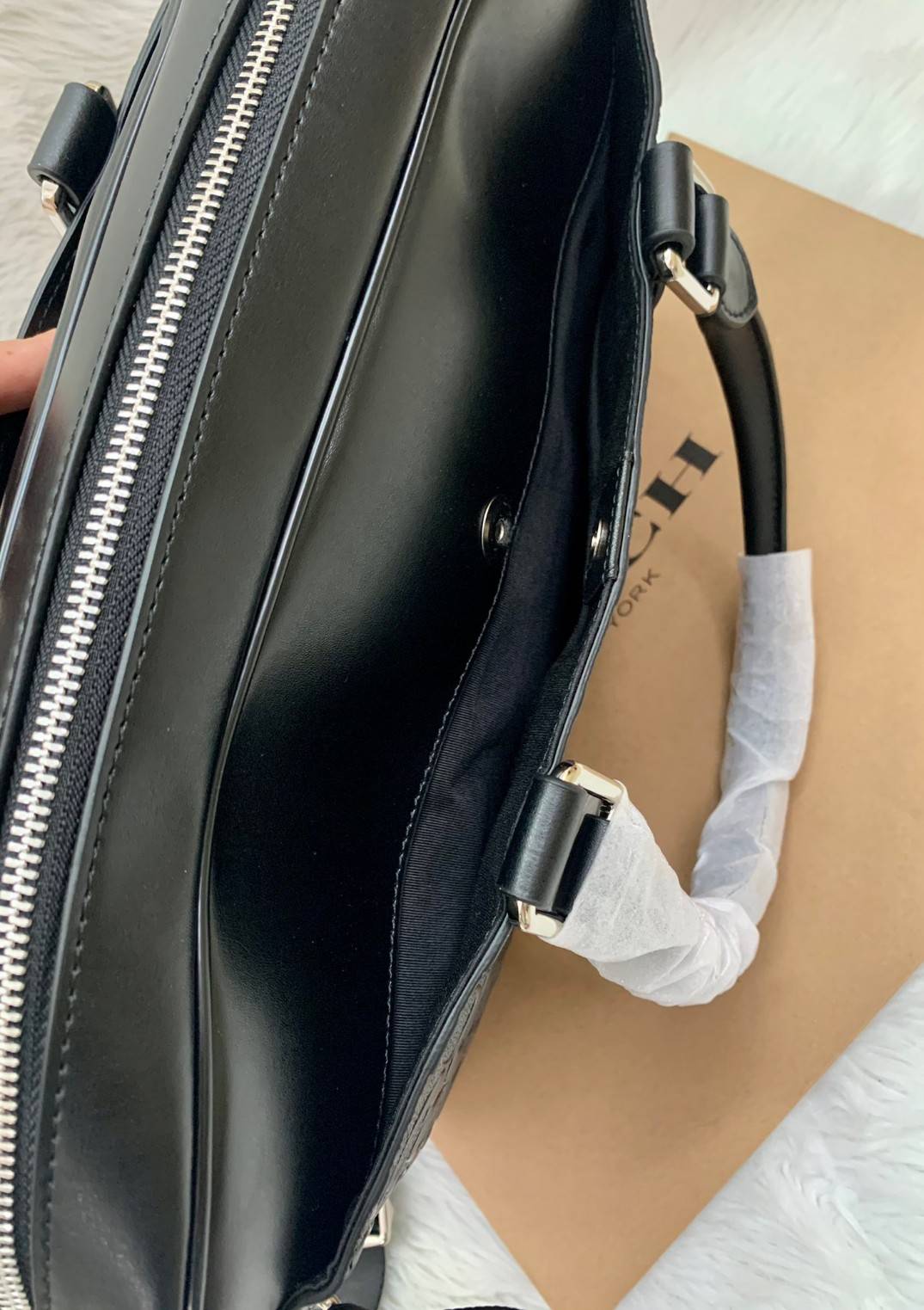 COACH PERRY SLIM BRIEF IN SIGNATURE พร้อมส่งสำหรับคุณผู้ชายค่ะ! กระเป๋าใส่เอกสาร หิ้ว//สะพายข้างหรือครอสบอดี้ร์ได้ค่ะ วัสดุหนังแท้หนังนิ่ม ลายCนูน เด่นชัดสวยงามมากค่ะ