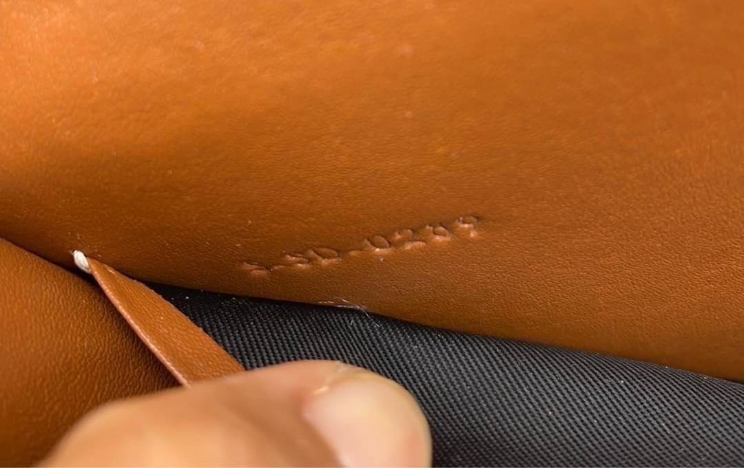 CELINE WALLET ON STRAP / CELINE TRIOMPHE CLUTCH กระเป๋าสะพายข้างใบเล็กสวยคลาสสิค สวยตะโกน งานเป๊ะปัง มีสายสะพายหนังสีน้ำตาล ถอดสายออกเพื่อเป็นกระเป๋าถือทรงคลัชท์เปลี่ยนลุคช์ ลวดลายtriomphe ความเป็นแบรนด์ CELINE ได้อย่างชัดเจน ให้ความรู้สึกที่ดูวินเทจ ที่ส