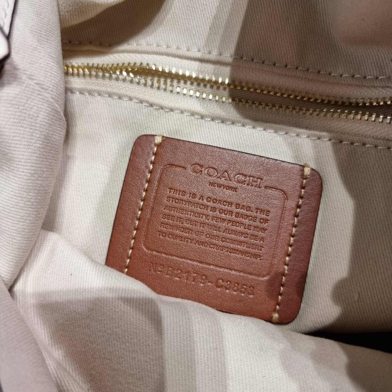 COACH C3853 FIELD BUCKET BAG IN SIGNATURE JACQUARD กระเป๋าสะพายทรงบัคเก็ต รุ่นใหม่ล่าสุด ดีไซน์ลายซิกเนเจอร์บนผ้า jacquard สวยคม เป็นเอกลักษณ์ไม่ซ้ำใคร มาพร้อมสายสะพายผ้าสปอร์ต และสายสั้นสำหรับคล้องแขนได้ สามารถรูดปิดปากกระเป๋าด้วยหนังรอบใบ เพิ่มดีเทลให้ต