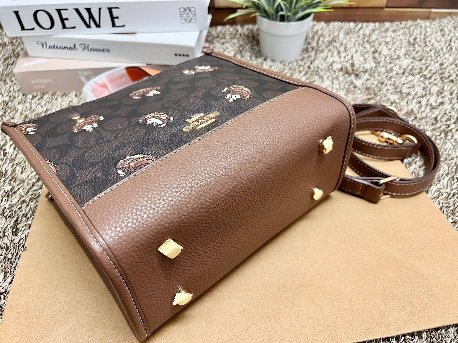 COACH DEMPSEY TOTE IN SIGNATURE CANVAS WITH HEDGEHOG PRINT 🦔 ((CC769)) เม่นเต้นรำ สวย น่ารัก มากๆค่ะ ใหม่กันต่อ ไปสวยกันให้สุดค่ะ! กับกระเป๋าทรงTOTE รุ่นใหม่ล่าสุด 🌟จุดเด่นของรุ่นนี้คือปริ้นท์ลายเม่นเต้นรำทั้งใบ น่ารักน่าเอ็นดูมากๆค่ะ เปิด