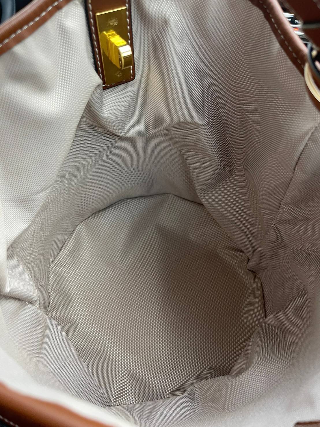 Celine Bucket Bag In Textile with Celine Logo สาว ๆ คนไหนกำลังมองหากระเป๋าสะพายที่สามารถจุของได้แบบกำลังพอดี เราขอแนะนำเป็นใบนี้เลยค่ะ เพราะมีขนาดที่ไม่เล็กและไม่ใหญ่จนเกินไป ให้ความคล่องตัวสูง มีฐานกว้างสามารถใช้สะพายไหล่เมื่อต้องการออกงานทางการหรือจะสะพ