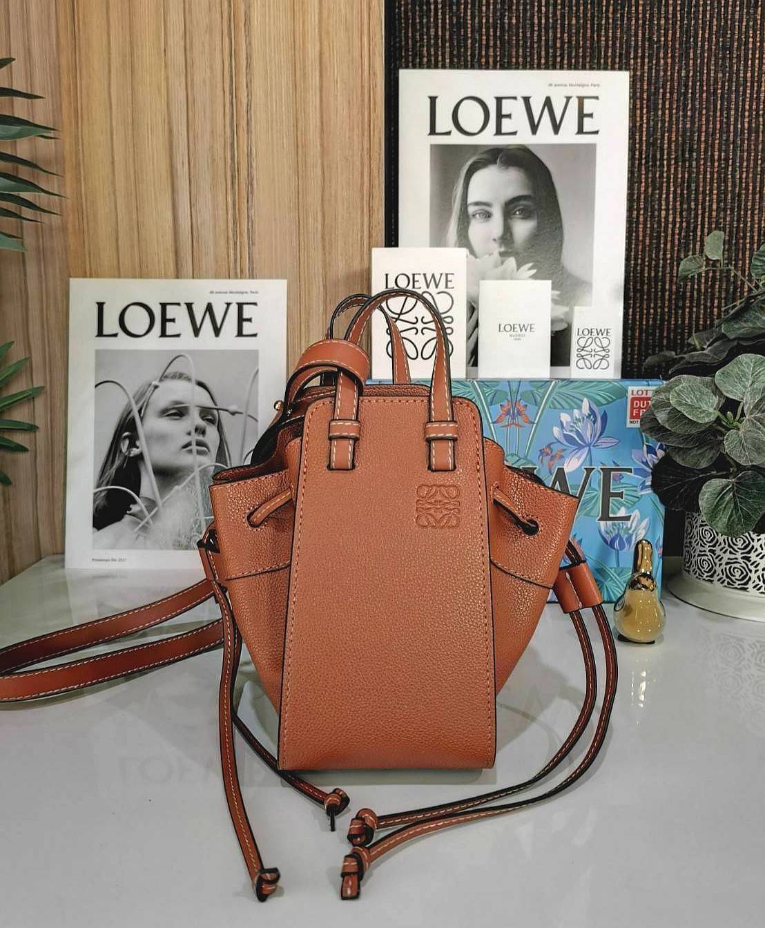 LOEWE HANDLE & SHOULDER BAG GIFT WITH PURCHASE (GWP) กระเป๋าถือหรือสะพายหนังแท้พรีเมี่ยมกิ๊ฟ Limited จาก LOEWE PERFUME DUTYFREE รุ่น Rare items สุดๆวัสดุหนังแท้ Calfskin หนังสวยดีไซน์คงเอกลักษณ์แบรนด์ สามารถปรับใช้ได้หลายทรงด้านข้างมีหูรูดปรับขยายทรงได้ภา