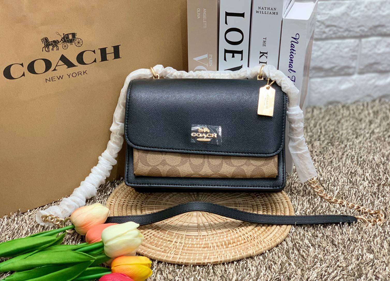 พร้อมส่งถึง8สี ห้ามพลาดค่ะ! COACH KLARE CROSSBODY BAG ((91019//91174//90400//1424//90635)) พร้อมส่งที่ไทย กระเป๋าสะพายครอสบอดี้ร์หรือสามารถทบเป็นสายคู่คล้องไหล่ได้ด้วยค่ะ หนังแท้ แต่ละสีทำลายหนังได้สวยงามแตกต่างกันออกไปนะคะ ✔️ห้อยด้วยป้ายแบรนด์แบบโ