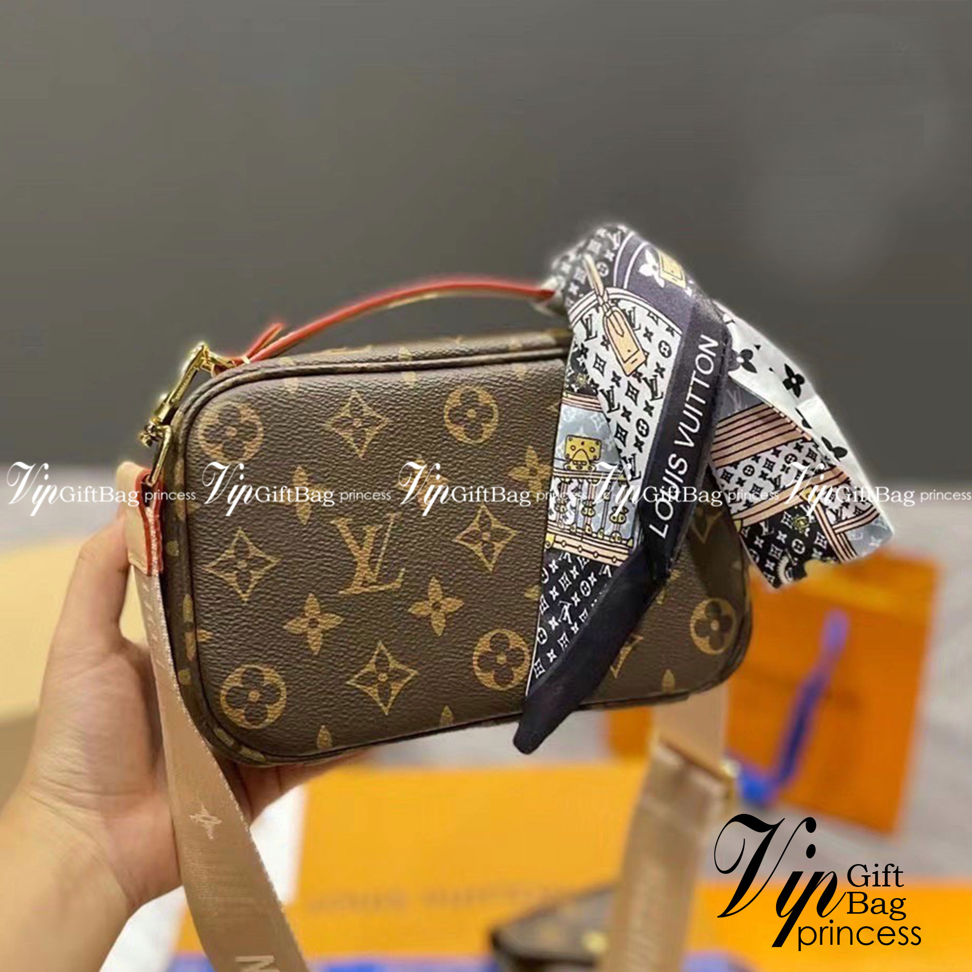 LV UTILITY CROSSBODY BAG กระเป๋าสะพาย และคาดอกได้ เท่มากๆ เลยค่ะ รุ่นนี้เป็น unisex ใช้ได้ทั้งชายหญิง รุ่นตามหา หนังลายโมโนแกรม งานสวย อะไหล่ปั้มทุกจุด ราคาสุดคุ้ม คุณภาพงานตามรูป ถ่ายจากสินค้าจริง สวยปังๆ เลยค่า