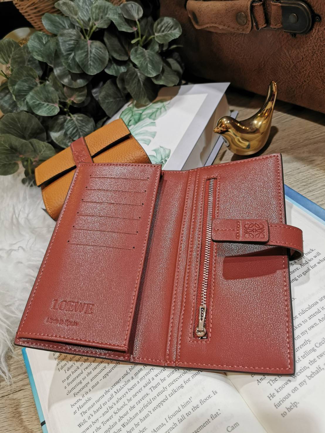 LOEWE LONG WALLET BAG VIP วัสดุหนังแท้เทคเจอร์สวยอยู่ทรงปั้มโลโก้แบรนด์ด้านหน้าเปิดปิดด้วยกระดุม ภายในมีช่องใส่ธนบัตรหลายช่อง ช่องหลักสามารถใส่มือถือได้ มีช่องซิปใส่เหรียญ ช่องใส่ธนบัตรใส่แบงก์พันได้ สวยน่าใช้ พร้อมส่งที่ไทยสุดคุ้มห้ามพลาด!