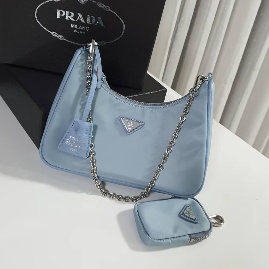 BEST SELLER!! **กำลังมาแรงมากค่ะ กับแบรนด์ PRADA ใบเดียวคุ้มมากค่ะ อุปกรณ์ ครบชุด **ซื้อ1ได้ถึง3ไอเท็ม ทั้งสายยาว และกระเป๋าใส่เหรียญ และป้ายแท็คหนัง อย่างดี **อะไหล่ปั้มแบรนด์แท้ทุกจุด วัสดุทำจากผ้า Nylon อย่างดี กันน้ำได้ อยู่ทรงสวย สามารถใส่กระเป๋าตังค