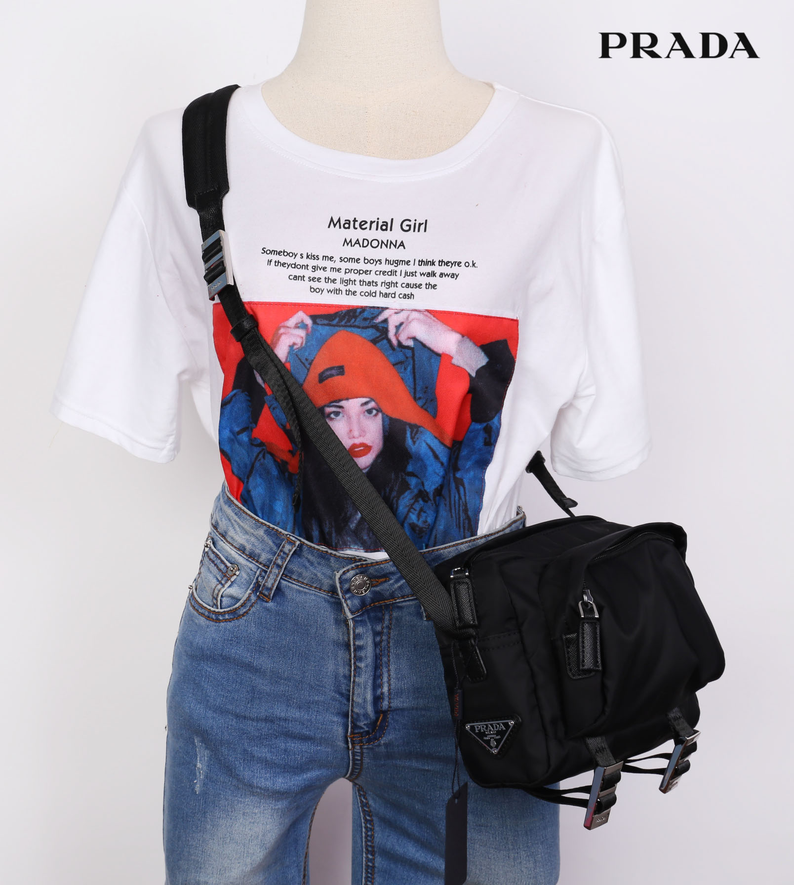 Prada nylon shoulder bag / Prada crossbody nylon bag VIP gift ใช้ได้ทั้งหญิงชาย ห้ามพลาดรุ่นใหม่l Prada Bag ทรงใหม่มีไว้ไม่ซ้ำใครแน่นอนคะ จะสะพายข้าง หรือ คาดอกก็ได้ วัสดุทำจากผ้า Nylon เนื้อหนาคุณภาพดี ตัวอะไหล่เงินสวยหรู ขนาดกำลังดี ใส่ของได้เยอะ มือถือ