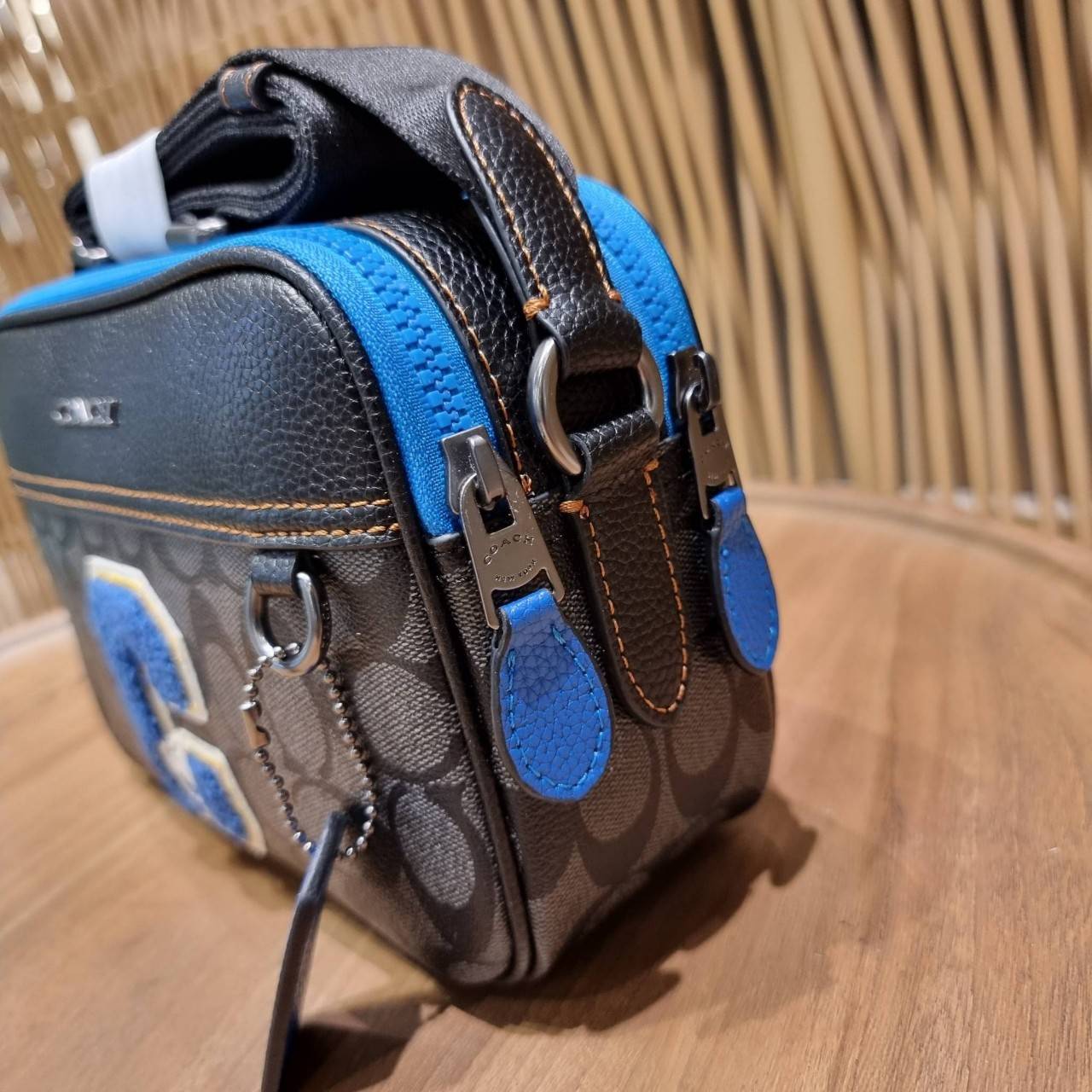 COACH C4027 COACH x PEANUTS GRAHAM CROSSBODY IN SIGNATURE CANVAS WITH SNOOPY จัดให้อีกไอเท็มจ้า สำหรับสาวกสนูปพีโดยเฉพาะ กระเป๋าครอสบอดี้ทรงยอดฮิต รุ่นนี้สามารถใช้ยูนิเซ็กส์ได้เลย สาวๆหนุ่มๆได้หมดไม่เกี่ยง!! รูปทรงดีไซน์คลาสสิค โดดเด่นด้วยตัว C ตกแต่งตัวใ