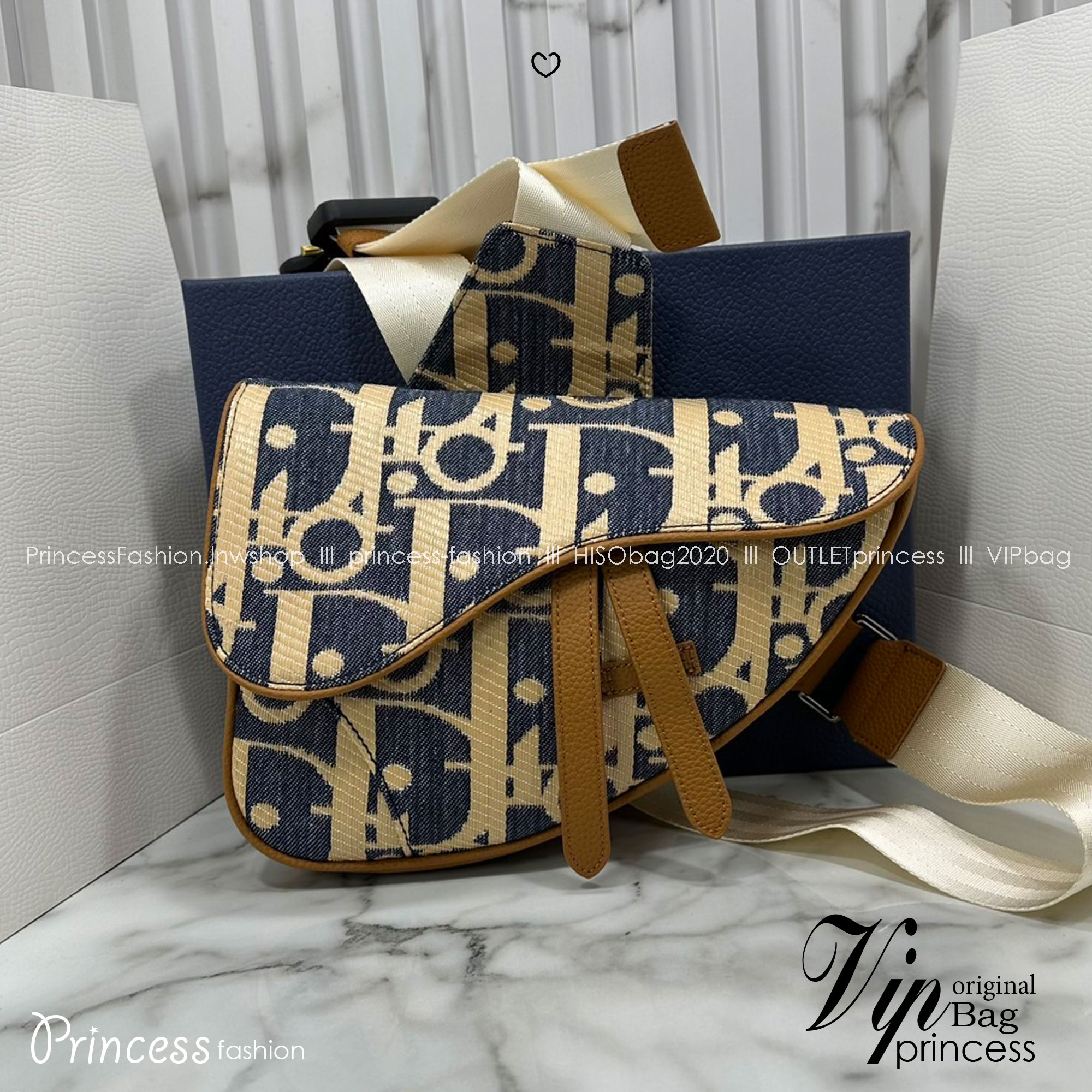 ORI หนังแท้ | DIOR Saddle Bag Blue and Beige Raffia-Effect Denim with Brown Grained Leather กระเป๋าสะพายคาดอก สัญลักษณ์สุดคลาสสิก ผ้าเดนิมลายแจ็คการ์ด Oblique พิมพ์ลายราฟเฟีย นำเสนอรูปแบบใหม่ให้กับไอคอนประจำแบรนด์