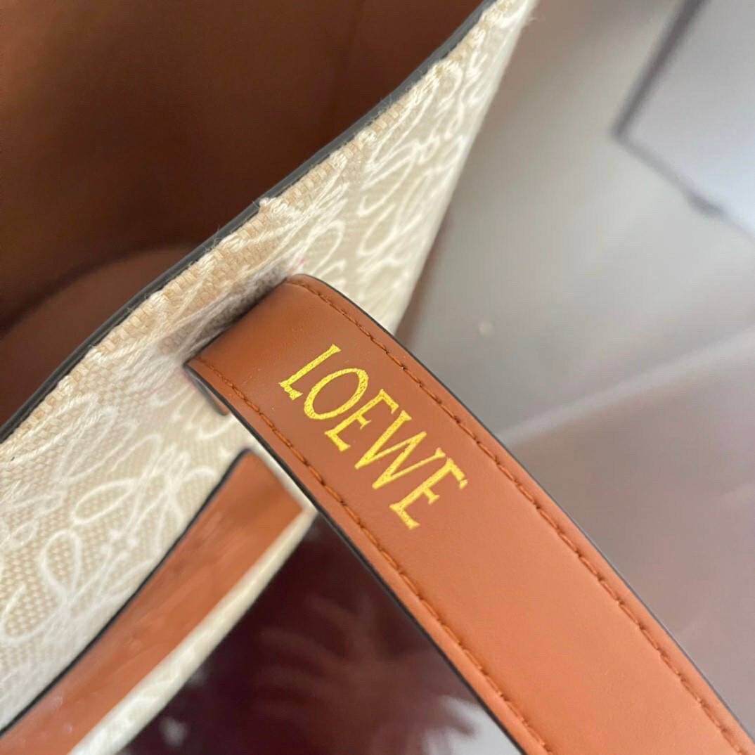 LOEWE Canvas Elephant Bag In Anagram Print คอลเลคชั่นใหม่ล่าสุดเลยค่ะ น้องช้างน่ารักมากมาย งานแบรนด์หรูจากประเทศสเปน โลเอเว่ (LOEWE) กระเป๋ารูปทรงช้างเป็นเหมือนหนึ่งในซิกเนเจอร์ของแบรนด์ ดีไซน์คงเอกลักษณ์วัสดุ Anagram Canvas Jacquard Fabric ผสมผสานกับหนัง