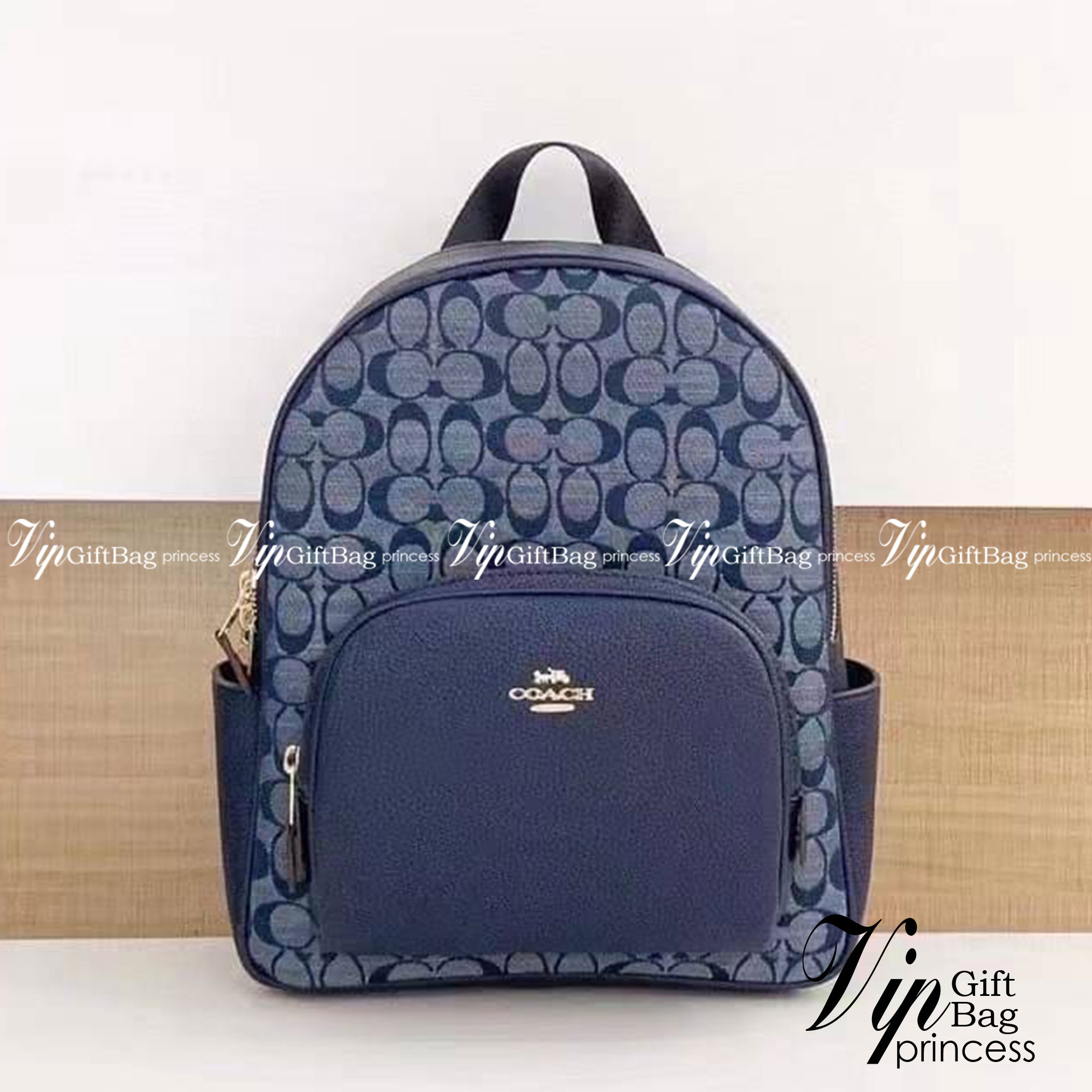 COACH COURT BACKPACK IN SIGNATURE 🌈 สวยกันก่อนใคร วางน้องไม่ลงเลยจริงๆค่าา 😍 พร้อมส่ง! อีกหนึ่งกับกระเป๋าสะพายหลังแบบมีหูหิ้วในตัว ใส่สัมภาระได้เยอะ ครบครันค่ะ ใบจริง น่าใช้มากๆ พกพาสะดวกได้ทุกๆวัน แถมใส่ของได้จุ ไปไหนไปกันกับใบนี้ได้เลยค่
