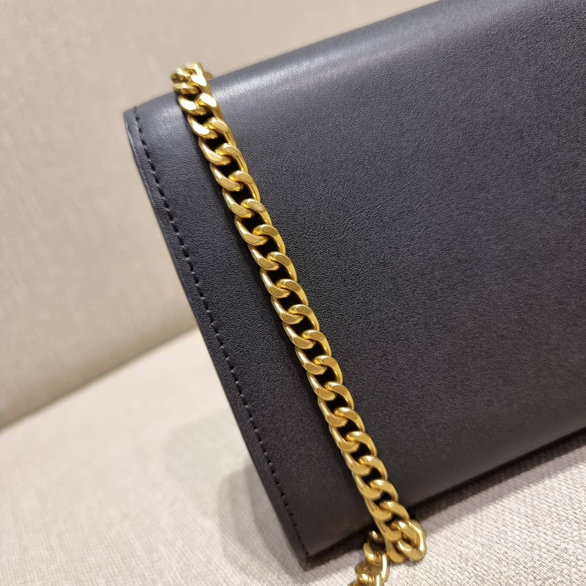 Yves Saint laurent small kate bag สุดหรู ทรง woc ที่แสนจะฮอตปรอทแตก ดีไซน์เรียบ แต่แอบมีดีเทลความหรูที่พู่ห้อยสีทองโดดเด่น เพิ่มความแพงอีกหนึ่ง วัสดุหนังแท้สัมผัสดีงาม ใช้งานง่ายเพียงแค่เปิด-ปิดด้วยกระดุมแม่เหล็ก ภายในเป็นช่องโล่ง มีช่องใส่บัตร ใส่มือถือ 