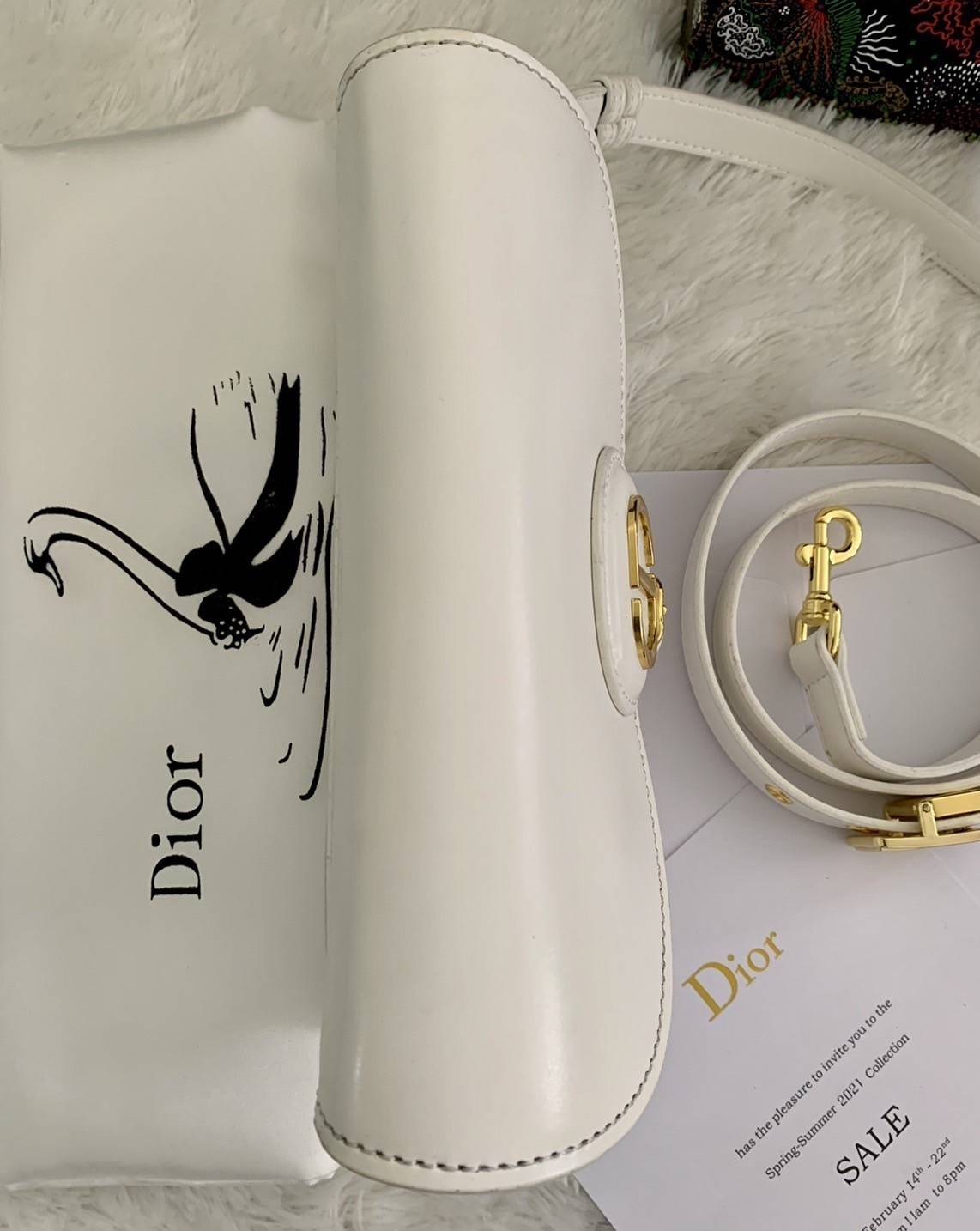 DIOR BOBBY EAST-WEST BAG (GWP) พรีเมี่ยมกิ้ฟ Limited Edition กระเป๋าสะพายขนาดกระทัดรัด น่ารักมากมาย วัสดุหนังแท้ (Calfskin) อะไหล่ทอง ตกแต่งด้านหน้ากระเป๋าแบบหัวเข็มขัด ประดับโลโก้ CD ด้านหลังสกรีนตัวอักษร "30 MONTAIGNE" มีช่องสำหรับเก็บของหนึ่ง