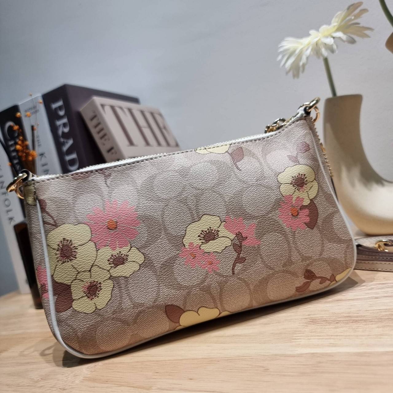 COACH F58321 TOP HANDLE POUCH คอลเลคชั่นสุดฮิต กับดีไซน์ใหม่ น่ารักน่าใช้ทุกแบบ กระเป๋าพอชทรงใช้งานง่าย สะดวก กะทัดรัด วัสดุหนังแคนวาสเคลือบคุณภาพ มาพร้อมสายคล้องในตัว และสายสะพาย crossbody ปรับเปลี่ยนได้ตามสไตล์ อีกหนึ่งไอเท็มที่สาวๆต้องมี ในราคาสุดคุ้ม 