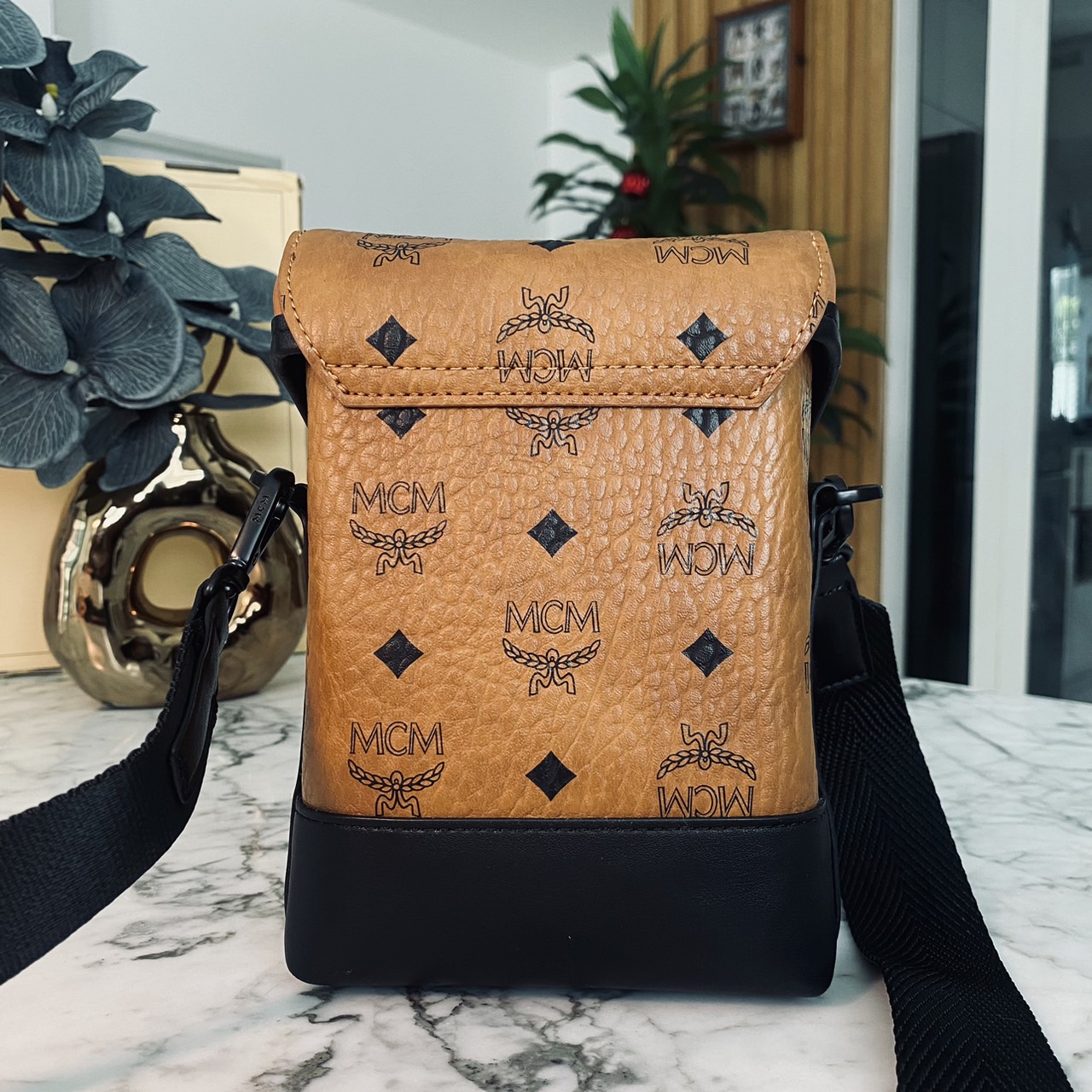 M.C.M Small Aren N/S Crossbody in Visetos Cognac คอลใหม่เอาใจหนุ่มๆ สั่งก่อนหล่อก่อนน้าา!! กับกระเป๋าสะพายข้างสุดชิค ที่ดูดีมีเสน่ห์มากๆ เห็นแล้วก็ต้องหลงแน่นอน