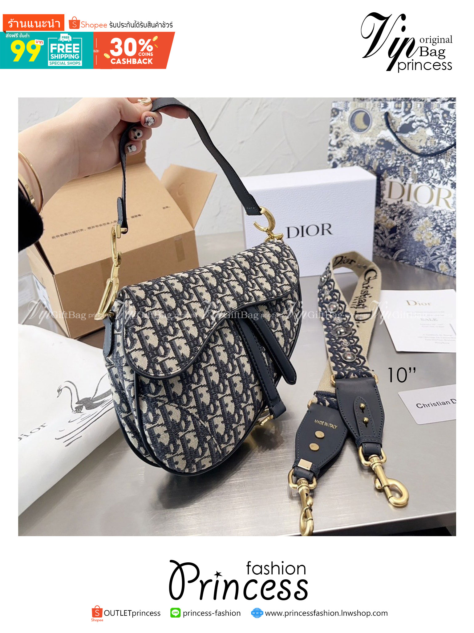 DIOR Saddle Bag with Strap 10" **รอบราคาพิเศษ** มาพร้อมสายครอสบอดี้สุดคุ้ม ไม่ได้รอบนี้คือพลาดน้า (ปกติสายยาวขายแยกนะคะ) กระเป๋ารุ่นยอดนิยม งานผ้าแจ็คการ์ดลาย Oblique ลูกเล่นห้อยด้วยตัวอักษร D ตรงหูหิ้วมีกิมมิค CD สีทอง