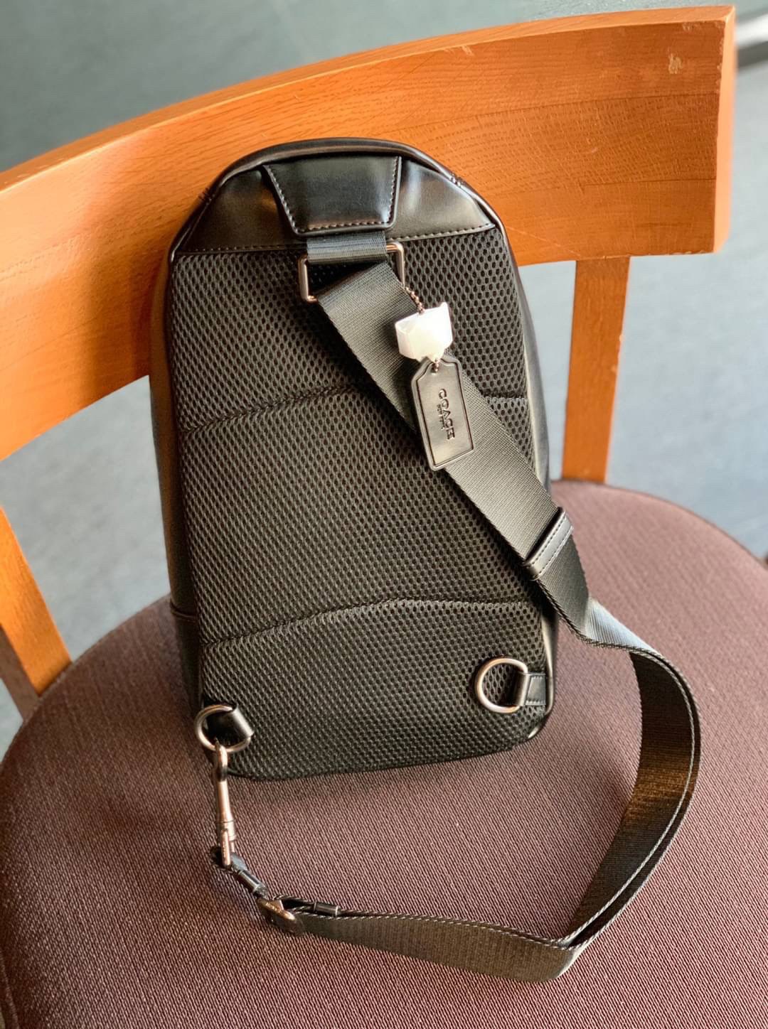 COACH CHARLES PACK IN SIGNATURE ((39942)) กระเป๋าคาดด้านหลัง//หรือคาดอกด้านหน้า ตามความชอบเลยค่ะ หนังแท้สวย ด้านหน้ามีให้หนึ่งช่องซิปใส่มือถือลงไปได้ค่ะ ช่องหลักแบบซิปคู่ ภายในโล่งลึกใส่สัมภาระจำเป็นในชีวิตประจำวันได้เยอะเลยนะคะ;มีช่องโล่งให้ใส่ของจุกจิกอ