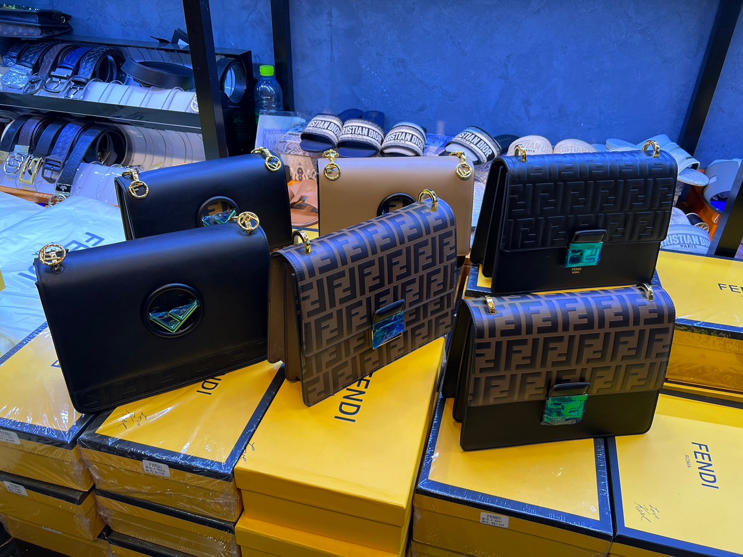 FENDI KAN leather bag เกรดออริจินอล ด้วยสีและลวดลายคลาสสิกตามแบบแบรนด์ เข้าได้กับสาวๆ ทุกสไตล์ บ่งบอกความเป็น FF ได้อย่างสมบูรณ์แบบ โทนสีแมตช์กับเสื้อผ้าได้ง่าย เสริมลุคสาวมั่นก็ลงตัว หรือเปลี่ยนมาติดสายสะพายยาวเพื่อสะพายคาดลำตัวก็ได้ความชิลและคล่องตัวไปอ