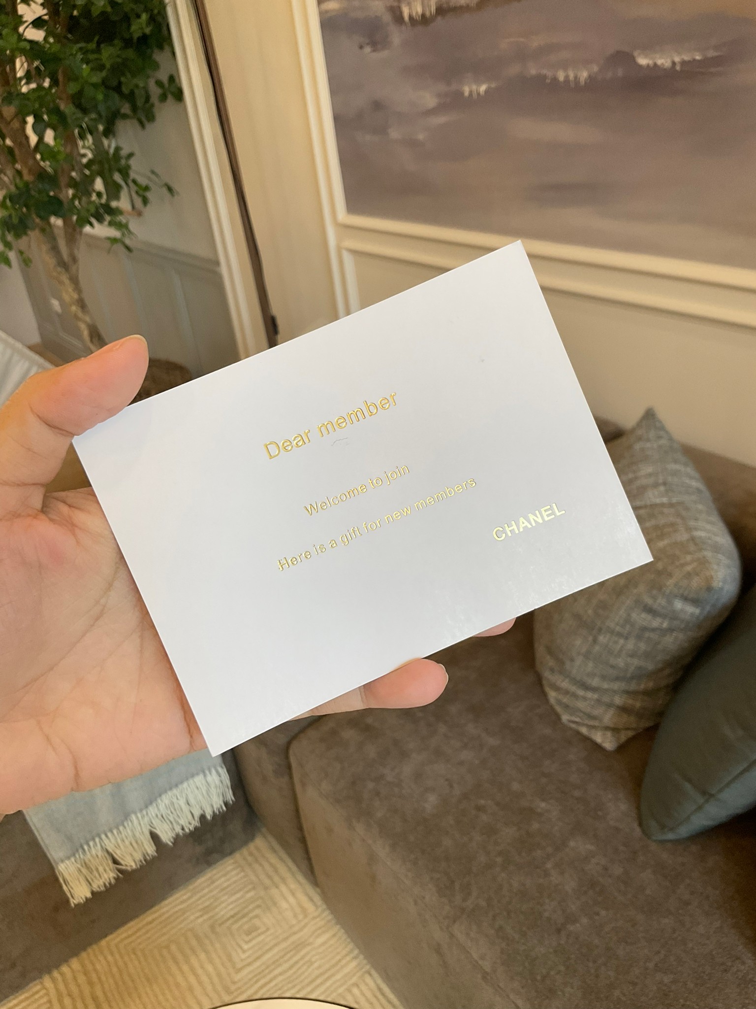 Chanel Crossbody bag black / CHANEL VIP GIFT CROSSBODY BAG กระเป๋าทรงสะพายข้าง ที่กำลังมาแรงมาในตอนนี้ ตัวกระเป๋าเป็นหนังพียูพรีเมี่ยม อะไหล่ทองวินเทจทั้งใบ ด้านหน้าประดับโลโก้แบรนด์ เปิดปิดด้วยซิปยาว ด้านในใส่กระเป๋าสตางค์ได้ถึงใบกลาง สามารถเป็นได้ทั้งกร