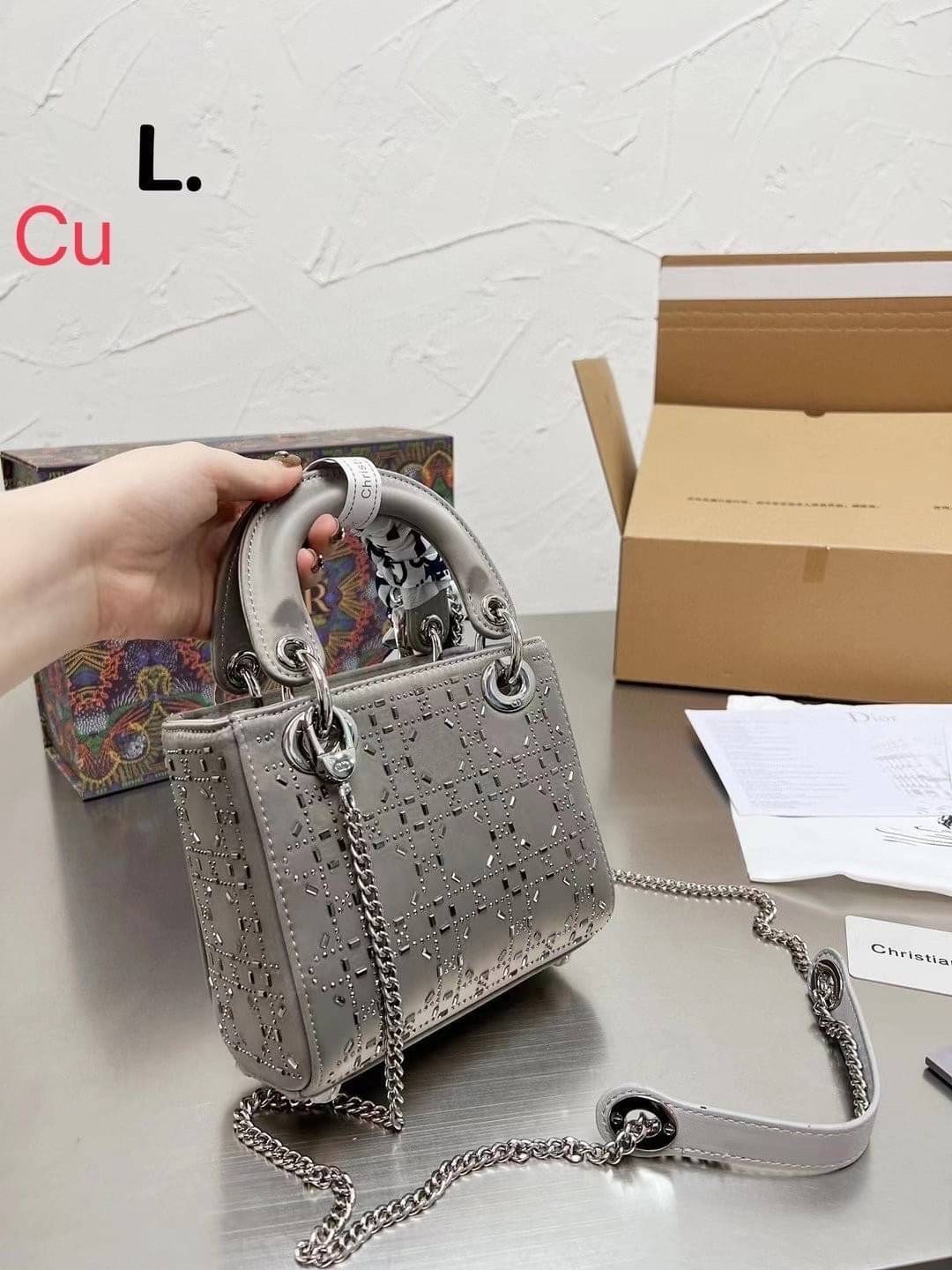 DIOR Lady Diamond Rhombus Handbag / DIOR Satin Crystal Cannage Mini Lady กระเป๋าสะพายข้างตกแต่งหมุดเต็มใบ ไม่มีคือพลาด หรูจริงอะไรจัง ทรงกล่องคลาสสิค มีหูจับในตัวและสายครอสบอดี้สุดเลิศ