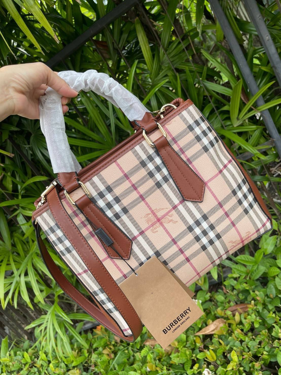 Burberry Medium title tote bag กระเป๋าทำงานดีไซน์สวย เป็นกระเป๋า Tote ที่ออกแบบมาเพื่อให้เหมาะกับการใช้งานของสาวออฟฟิต ที่สามารถจัดของให้เป็นให้ระเบียบ เพราะมีหลายช่องรวมถึงช่องซิป ที่สาทารถช่วยให้แยกของให้เป็นระเบียบและหยิบใช้ได้ง่ายขึ้น ลวดลาย Vintage C