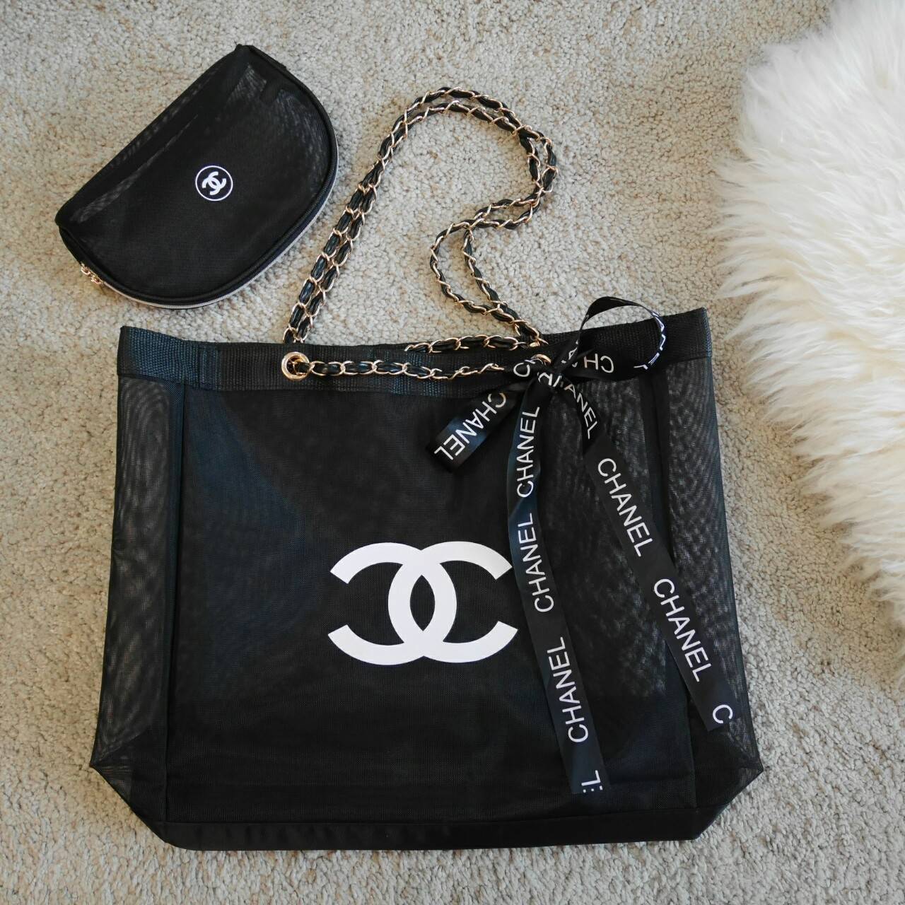 SET คู่สุดคุ้มมม ---- ซื้อ1ได้ถึง2 !!! ---- Chanel Shopping Ribbin bag With Chain With + Cosmetic Pouch กระเป๋าสะพายใบใหญ่ทรง Shopping พร้อมกระเป๋าใส่เครื่องสำอางค์ ใบเล็ก จากงานพรีเมี่ยมกิ้ฟของแท้นำเข้าจาก Chanel Perfume Counter ใบใหญ่วัสดุ Nylon โปร่ง *