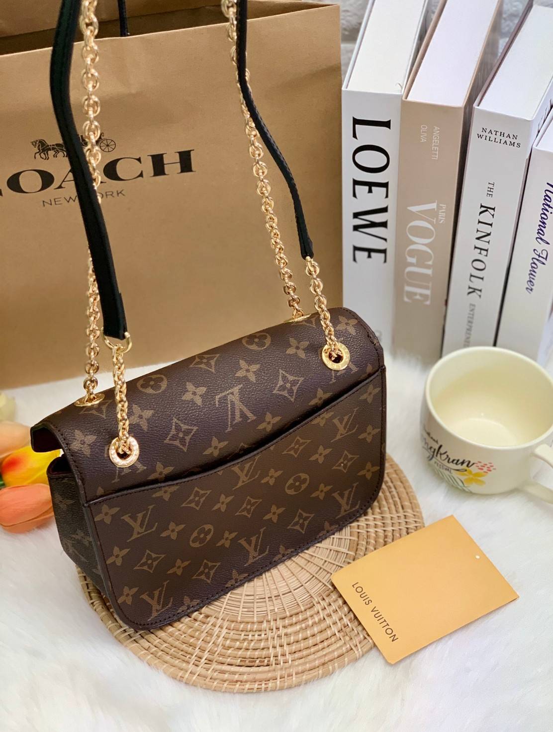 LOUIS VUITTON PASSY MONOGRAM 2 WAYS HANDBAG พร้อมส่งความสวย! กระเป๋า LV จาก Premium gift ต่างประเทศ ✔️รุ่นนี้เป็นหนังแท้ลาย monogram ทรงกระเป๋าคือสวยหรู ดูดีมากๆค่ะ