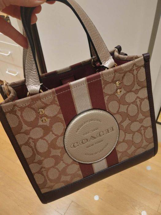 OUTLET 】COACH DEMPSEY TOTE 22 IN SIGNATURE JACQUARD WITH STRIPE AND COACH PATCH (C8406) สีใหม่ น่าใช้อีกแล้ววว 🌺กระเป๋าTOTE ทรงฮิตขนาดกำลังดี มีสายสะพายยาว ถอดได้ ปรับระดับได้ //ลุคไหนๆจัดว่าเกิดทุกงาน //วัสดุ Jacquard ทอลาย signature คาดแถบสีด้าน