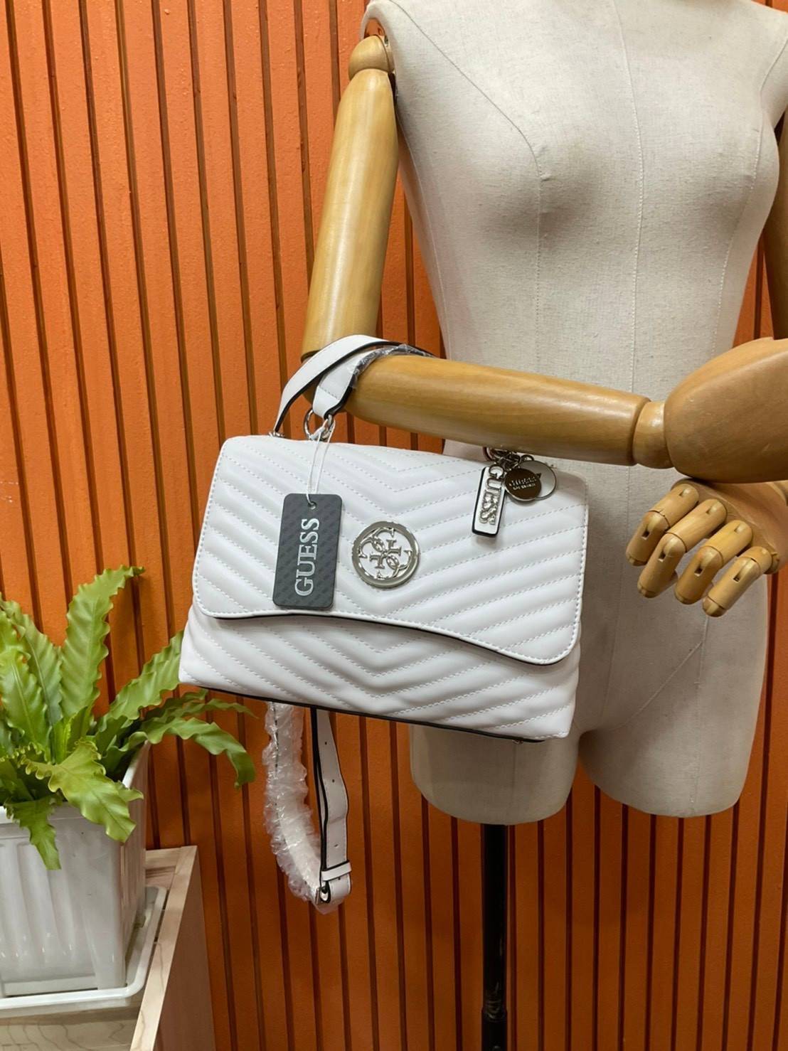 ของแท้ 💯% 】GUESS BLAKELY TOP HANDLE FLAP BAG กระเป๋สะพายรุ่นใหม่ล่าสุด รุ่นยอดนิยมสวยอยู่ทรง วัสดุหนังนิ่ม น้ำหนักเบา มีฐานกว้างตั้งอยู่ทรง ด้านหน้าประดับด้วยโลโก้แบรนด์สวยโดดเด่น