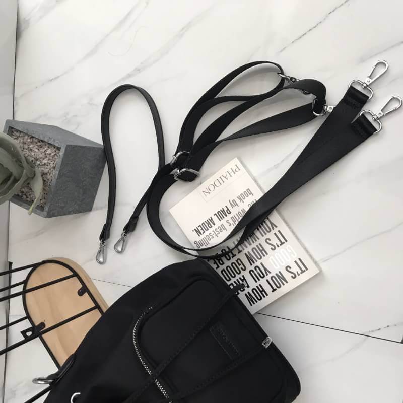 Parfois Bucket backpack กระเป๋าเป้ ถอดสายได้ มีสายสั้นให้สามารถถือ หรือสะพายข้างก้อได้ค่า ดีไซน์เกร๋มาก สีดำสวยมาก chic สุดๆ รุ่นนี้ รูปแบบน่ารัก แอบเก๋ด้วยดีไซด์ของตัวกระเป๋า ด้านหน้ามีช่องเก็บของ และที่มัดสายกระเป๋า ภายในมีช่องเก็บของจุกจิกได้ ใบจริงสวย