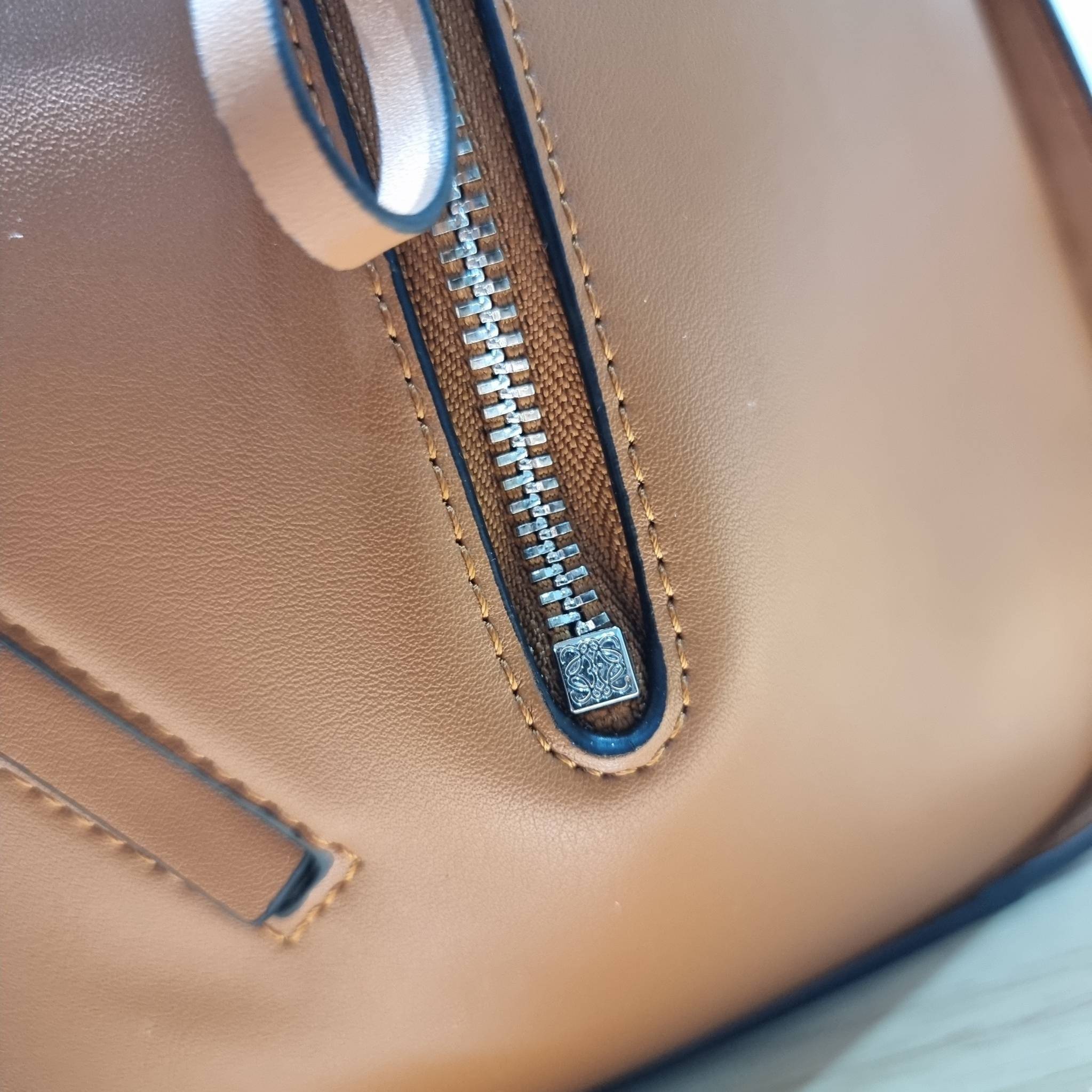 LOEWE SMALL HAMMOCK IN CLASSIC CALFSKIN พร้อมส่ง กระเป๋าสะพายดีไซส์เก๋ สามารถปรับเปลี่ยนรูปทรงได้หลากหลาย มีลูกเล่นทำให้ใช้ได้ไม่มีเบื่อ