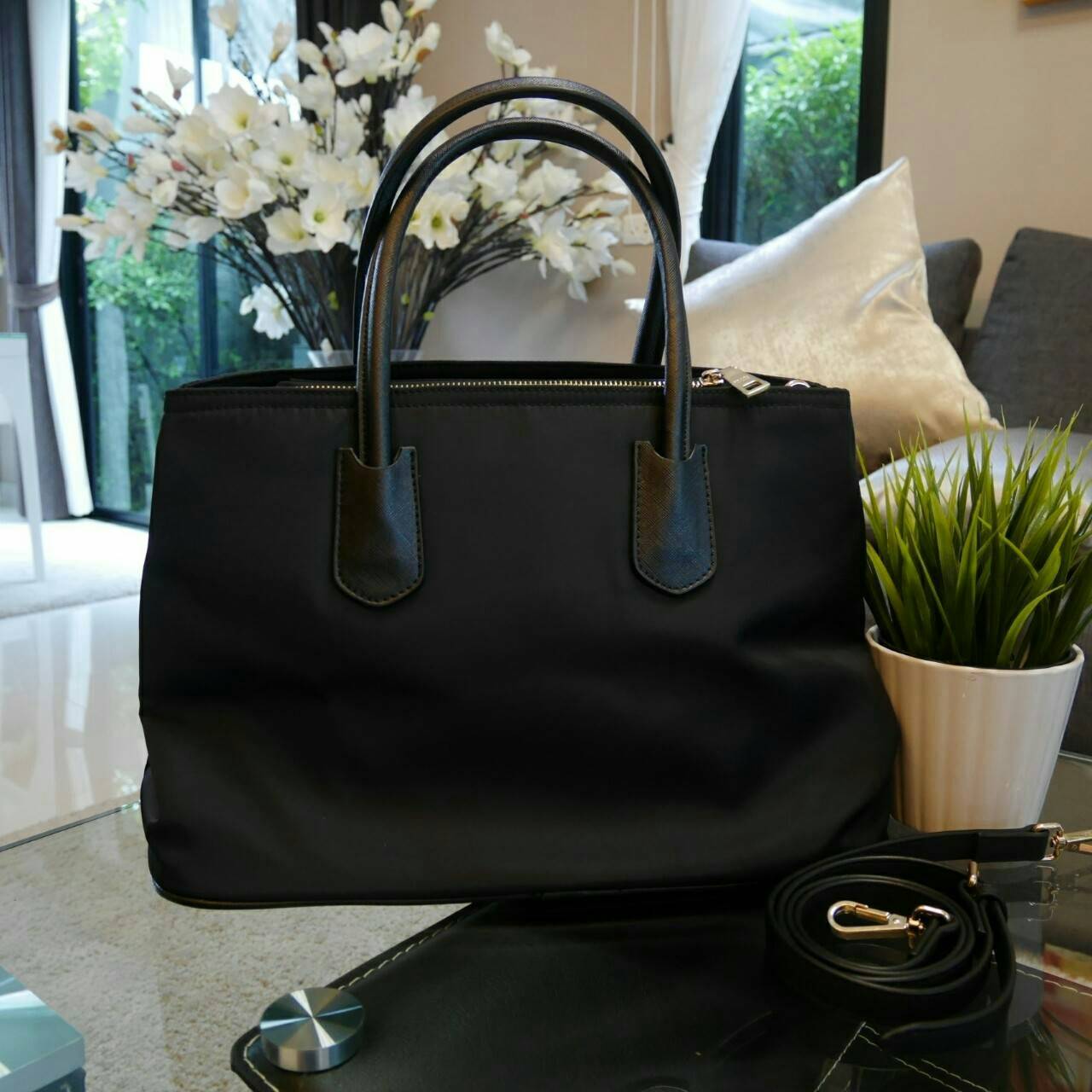 New item! Prada Nylon handbag กระเป๋าถือสะพาย **ทรงยอดฮิต มาแล้วค้า จากงานพรีเมี่ยมกิ้ฟใหม่ บอกเลยว่า ใบนี้ Nylon สลับหนัง สวยคุ้มสุดๆคะ ด้านหน้าประดับด้วยโลโก้แบรนด์สวยหรู ด้านในมีช่องซิปแบ่งอีกหลายช่อง มาพร้อมป้ายหนังแท็กห้อยประบดับเก๋ๆ ด้านข้างมีกระดุม