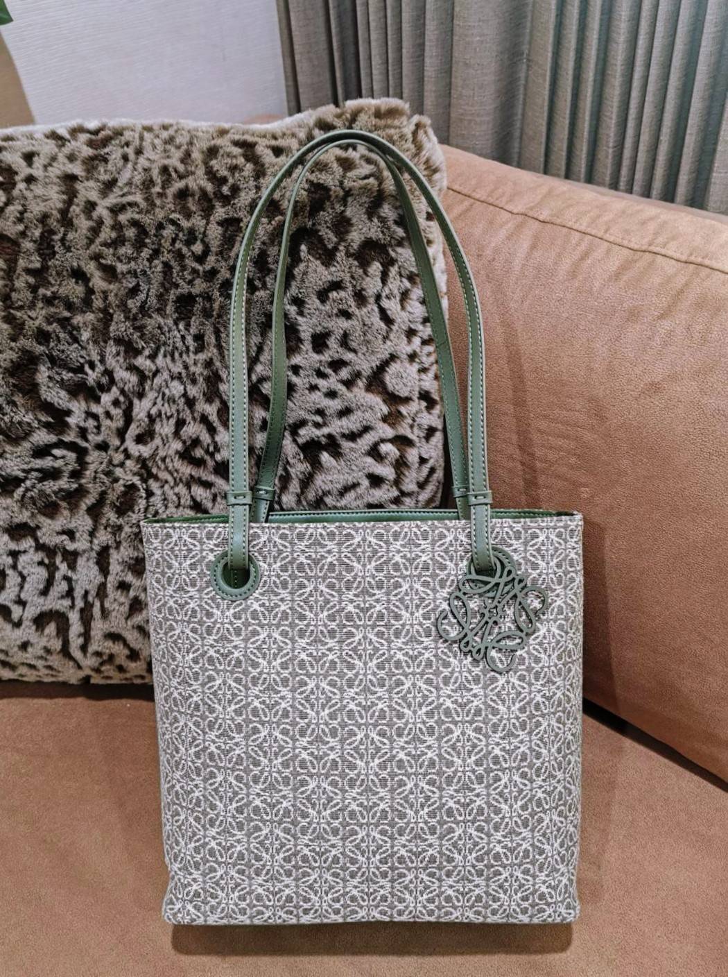 LOEWE ANAGRAM TOTE BAG VIP ไอเท็มใหม่! ดีไซน์สวยคงเอกลักษณ์ด้วยวัสดุ Anagram Canvas Jacquard Fabric ผสมผสานหนังแท้ Calfskin ลงตัวสุดคลาสสิค ขนาดกำลังดี น้ำหนักเบา ใส่เอกสาร A4 Notebook ipad ของใช้ได้เยอะ หูหิ้วหนังจับแข็งแรง สะพายไหล่ได้ พร้อมส่งที่ไทยสุด