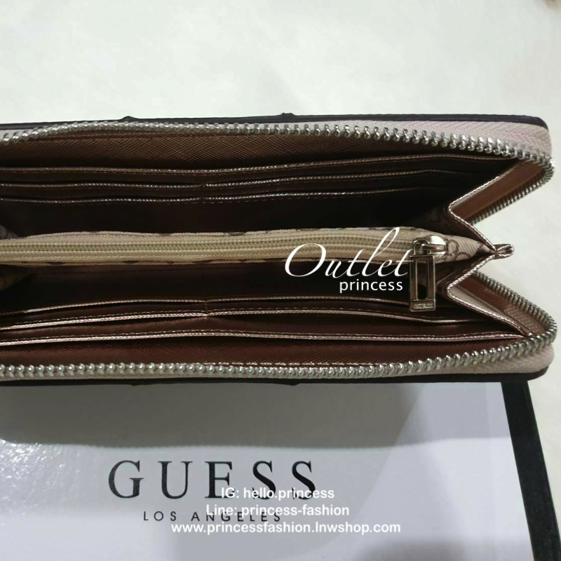 Guess women zip around long wallet กระเป๋าสตางค์หนังทรงซิปรอบลาย G ด้านหน้าติดโลโก้แบรนด์ด้วยโลหะสวยหรู ภายในมีช่องใส่ธนบัตร ช่องใส่บัตรหลายช่อง มีช่องซิปใส่เหรียญ สามารถใส่ไอโฟนพลัสได้ สวยคุ้ม น่าใช้มากๆค่า