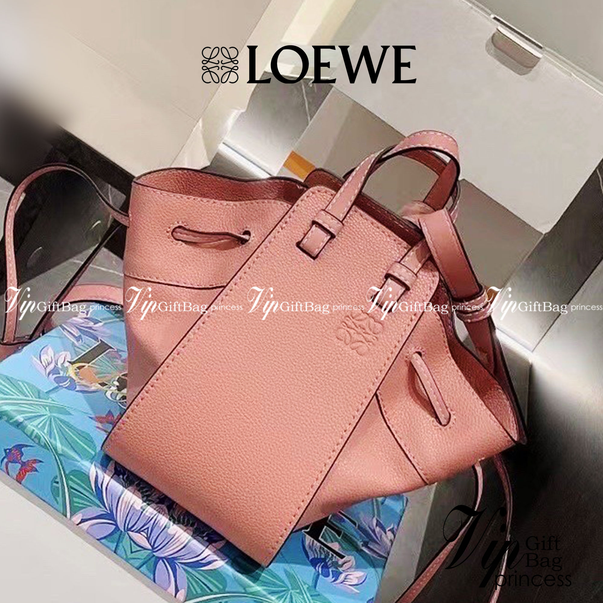 Loewe Small Hammock Leather Bag พร้อมส่ง 6 สี กระเป๋าถือหรือสะพาย รุ่น Rare items สุดๆ วัสดุหนังแท้ Calfskin หนังสวยดีไซน์มีเอกลักษณ์ ใบขนาดกำลังดี น้ำหนักเบา สามารถปรับได้หลายทรง ด้านข้างมีซิปปรับขยายได้ ภายในโล่งกว้าง ใส่กระเป๋าสตางค์ กล้อง มือถือ ของใช